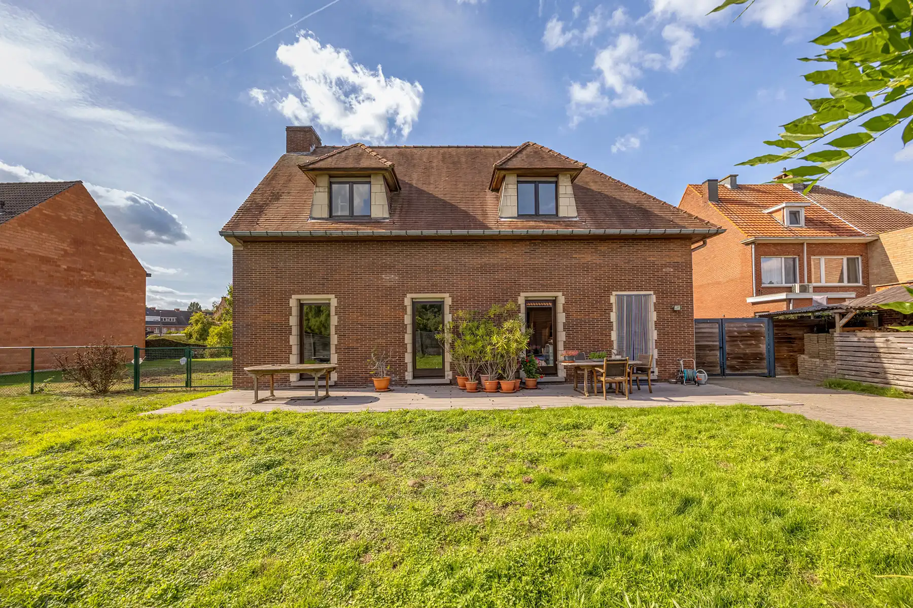 Landhuis met 4 slaapkamers, dubbele oprit en zonnige tuin! foto 19