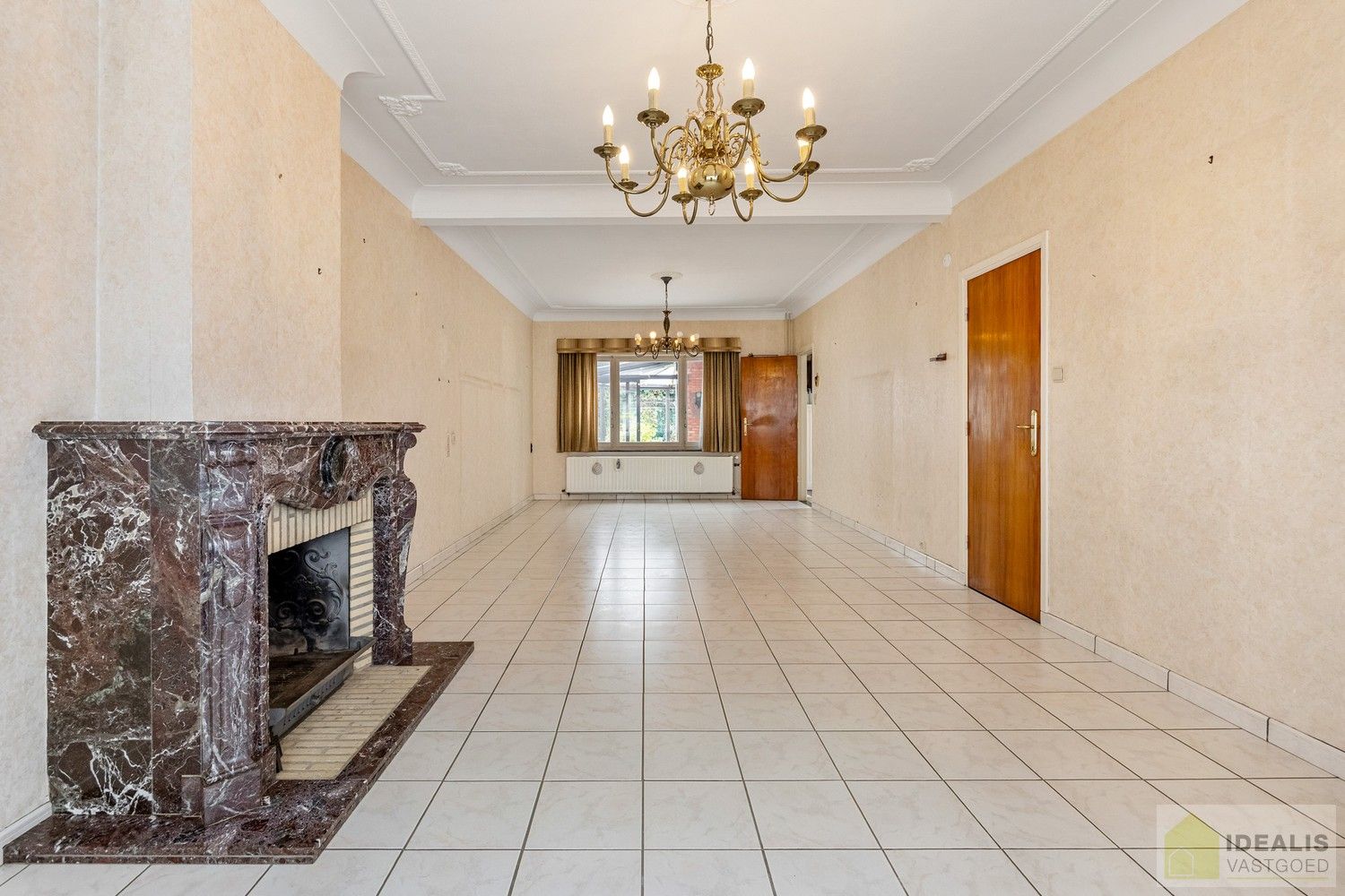 IDEALIS VASTGOED - Aangename karakterwoning op fijne locatie te Pelt. Deze woning omvat maar liefst +-143m² netto bewoonbare oppervlakte op een perceel van 4a 53ca met een ruime woonkamer, maar liefst 3 slaapkamers, badkamer, wasplaats, veranda en garage vlakbij de dorpskern van Boseind! Uiterst geschikt voor kandidaten op zoek naar een betaalbare woning op te frissen naar eigen wens. foto 12
