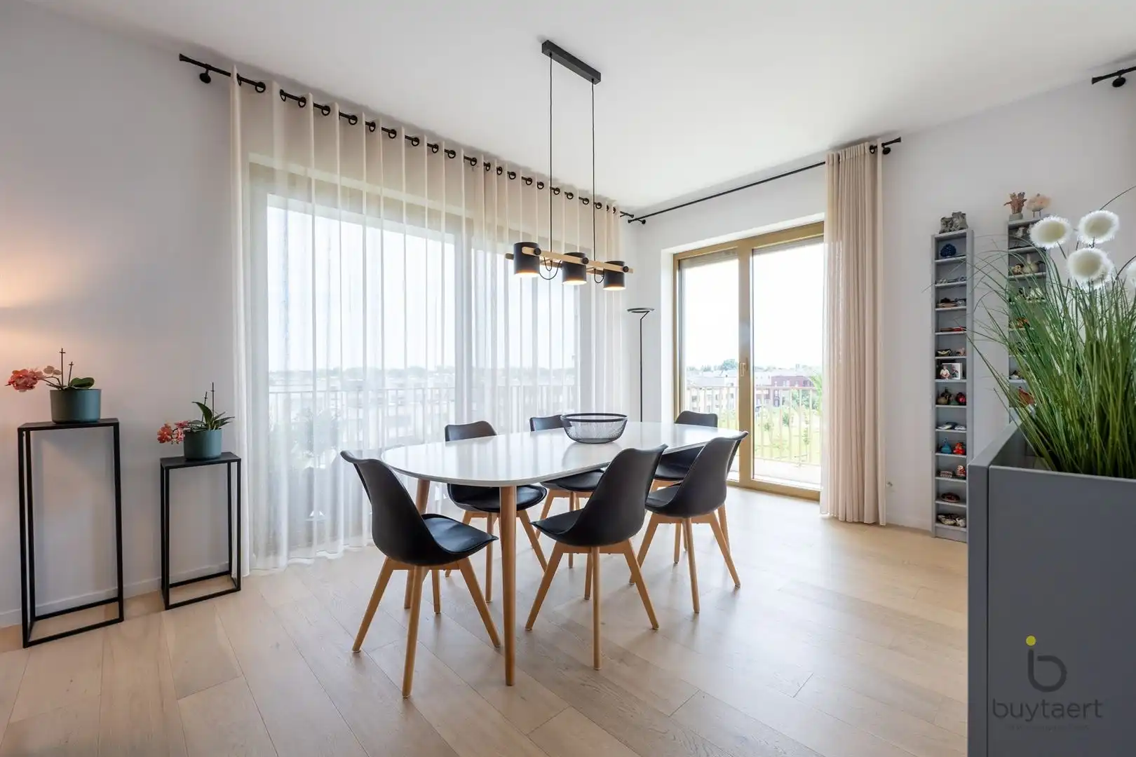 WONEN IN STIJL: een knap 2-slaapkamer appartement op de 3de verdieping met terras te Deurne-Zuid! foto 3