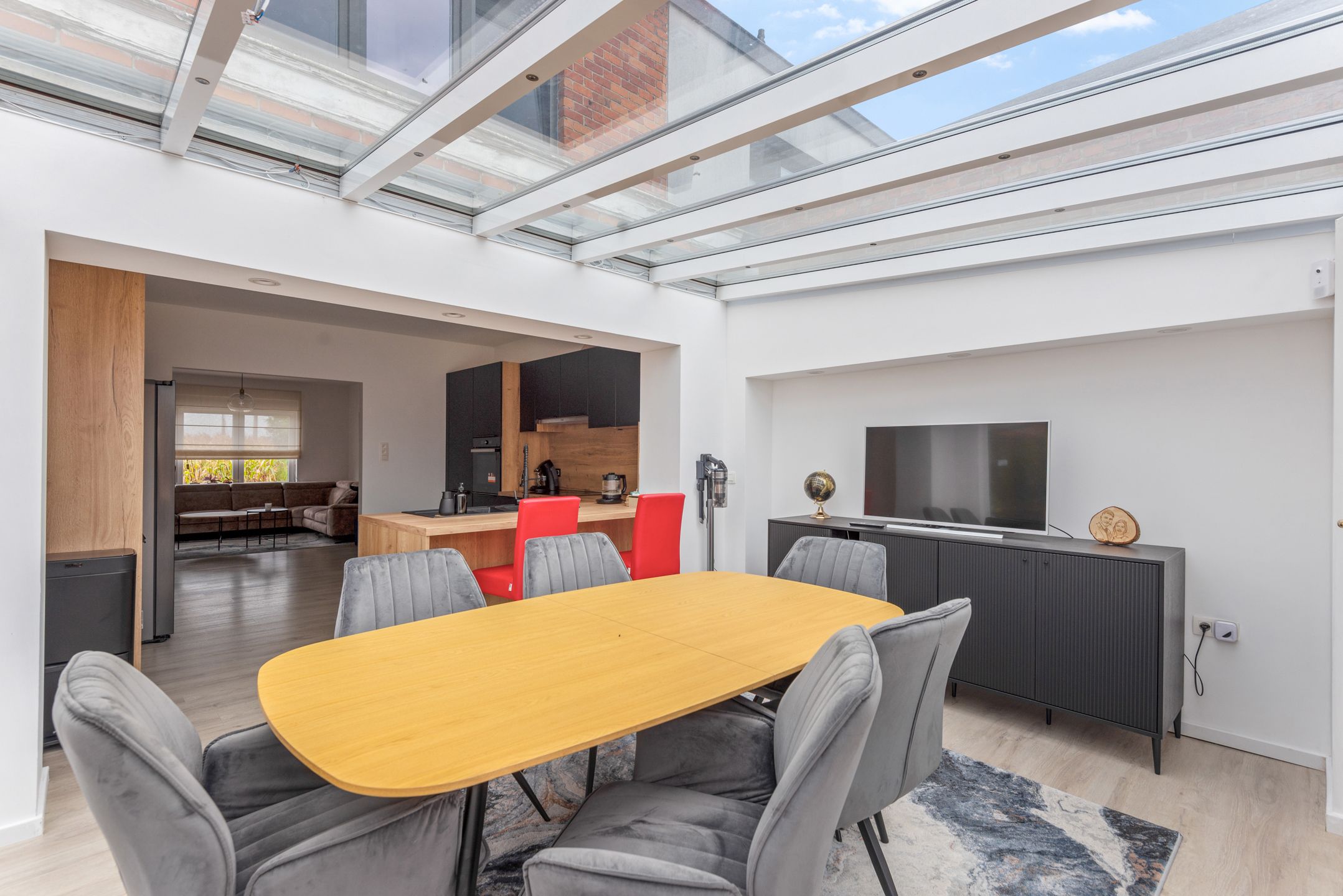 Instapkl. Half-open woning met 3 slpk, polyv. zolder, gar., oprit en tuin foto 15