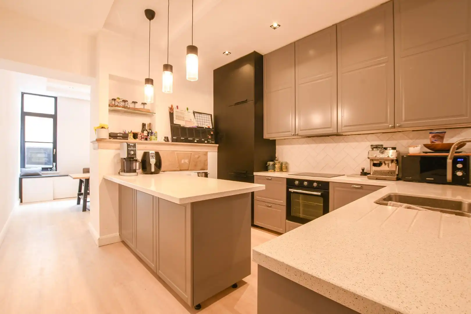 Ruim gerenoveerd herenhuis in hartje Blankenberge - vlakbij strand en zee!  foto 3