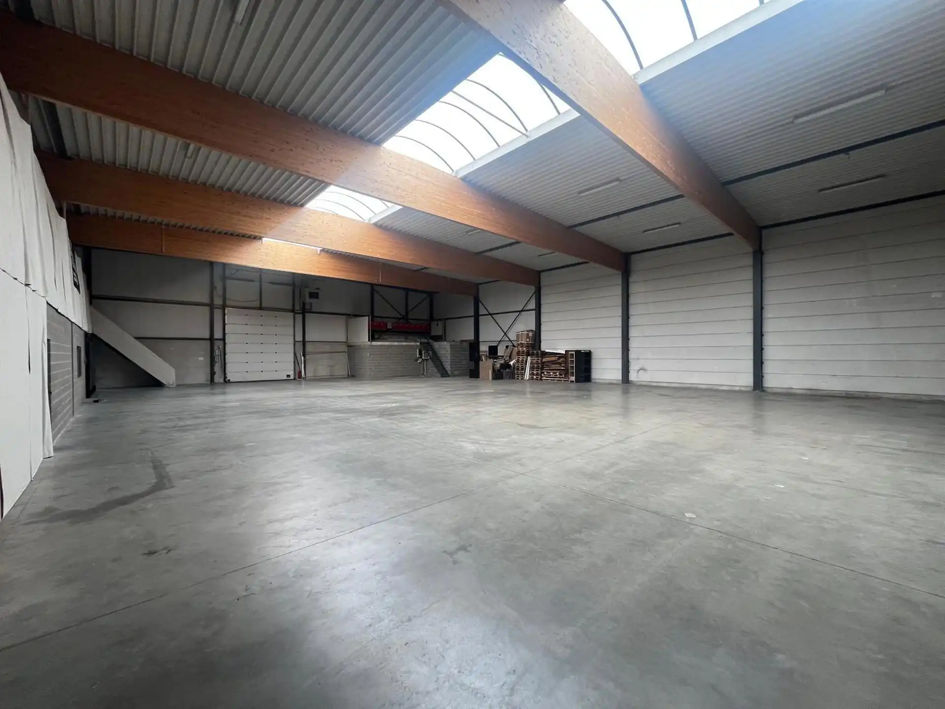 Wommelgem: 1.008 m² magazijn met mezzanine en kantoor foto 4
