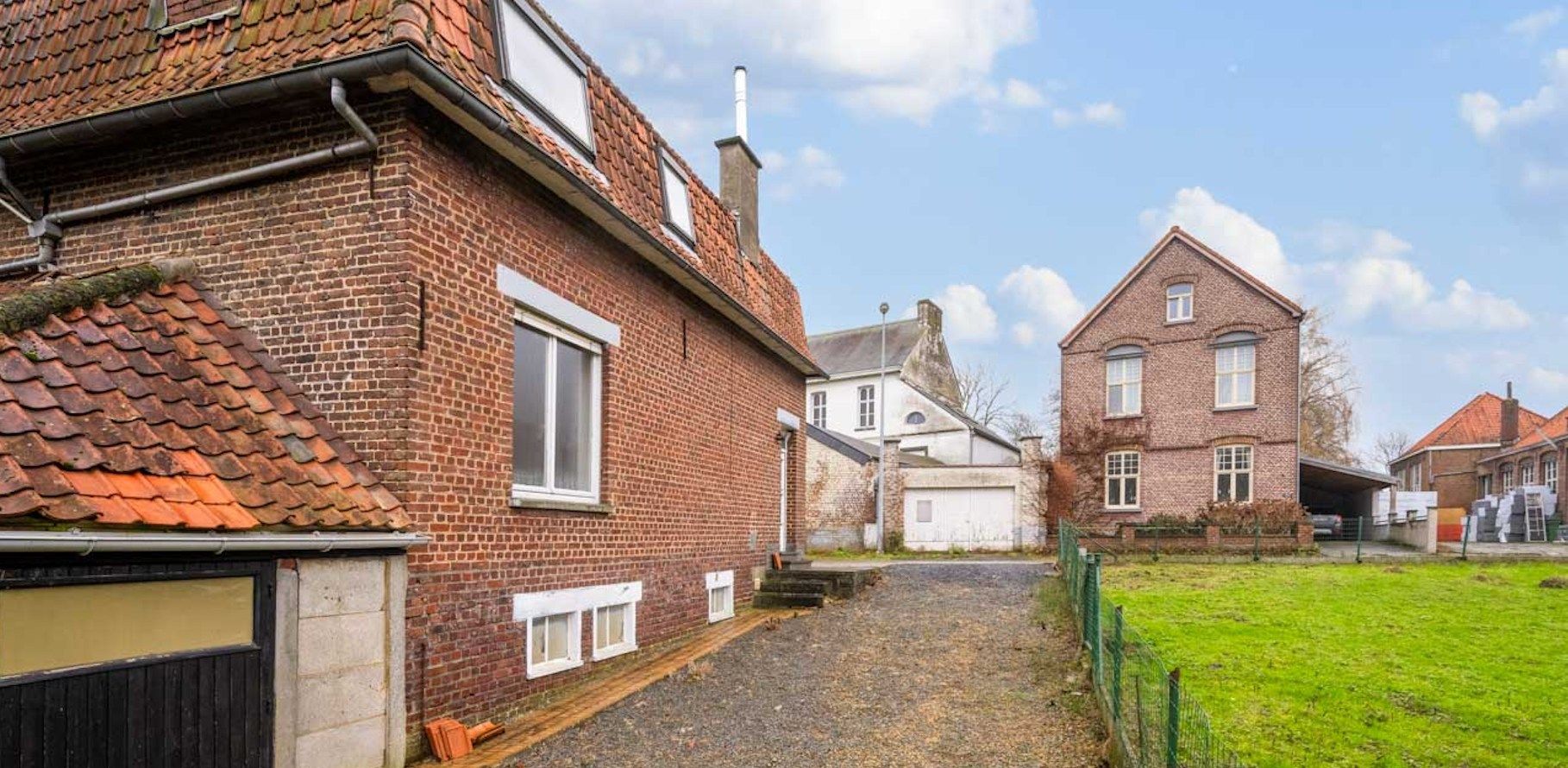 Twee te renoveren woningen onder 1 dak foto 2