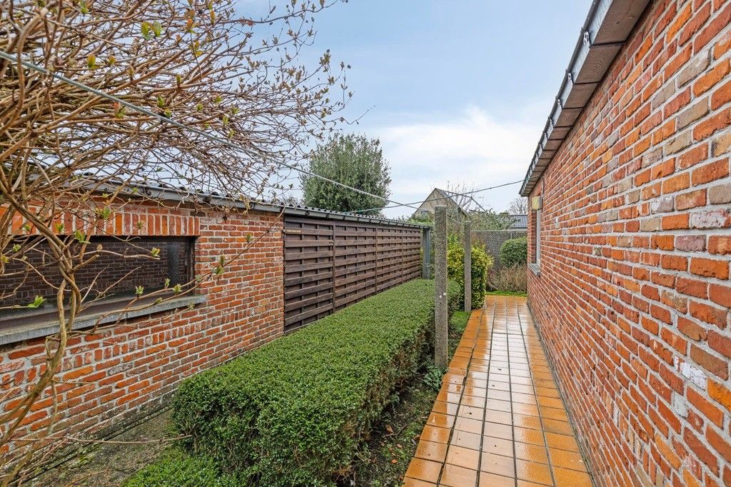 ADINKERKE: Zonnige bungalow/villa op mooie hoekligging met 2 slaapkamers en badkamer op het gelijkvloers, ruime garage en onderhoudsvriendelijke tuin op 633m² grondopp. foto 22