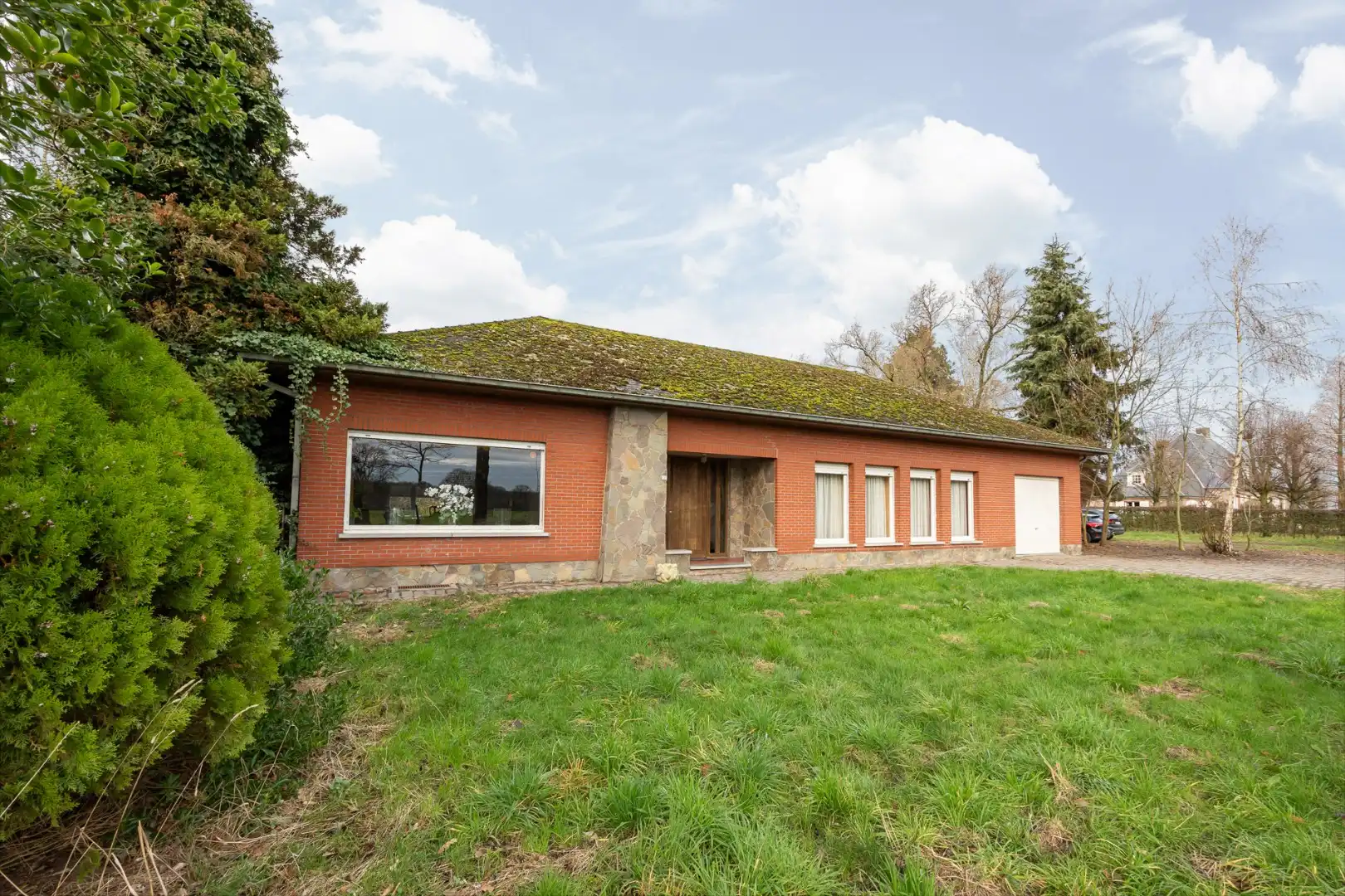 Unieke eigendom op 13.183 m² met te renoveren woning en vergunde stallingen foto 3