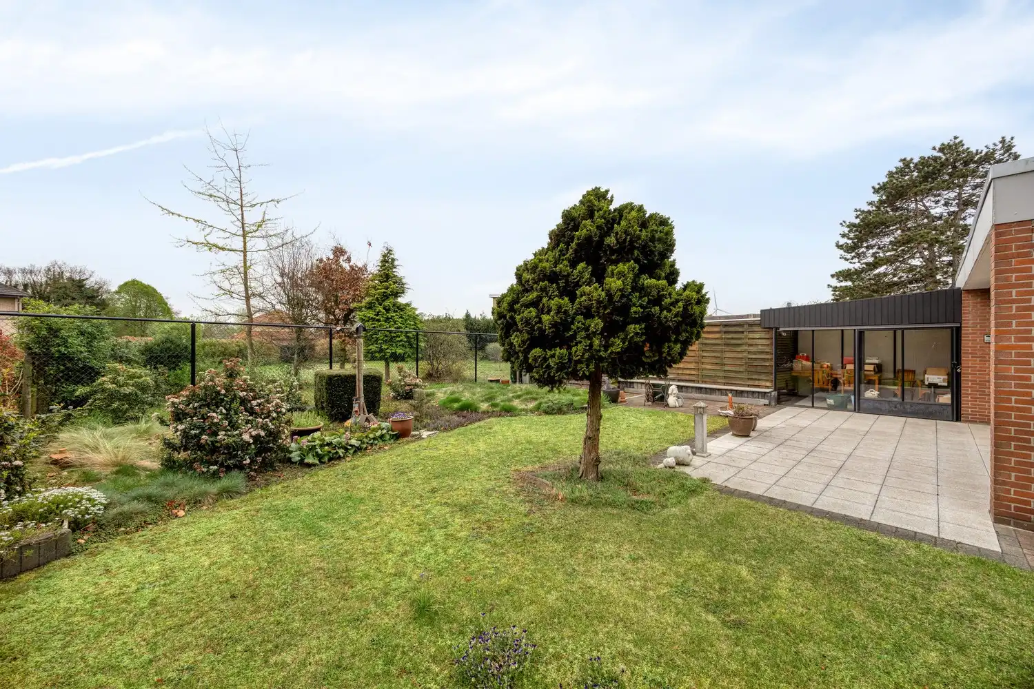 Gezinswoning met 4 slaapkamers en aangelegde tuin in doodlopende straat foto 33