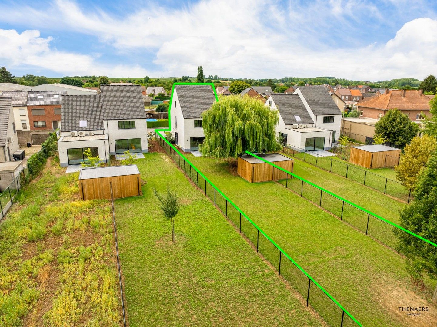 INSTAPKLARE LUXE EN ENERGIEZUINIGE NIEUWBOUWWONING MET 3 SLAAPKAMERS EN AANGELEGDE TUIN. foto 2