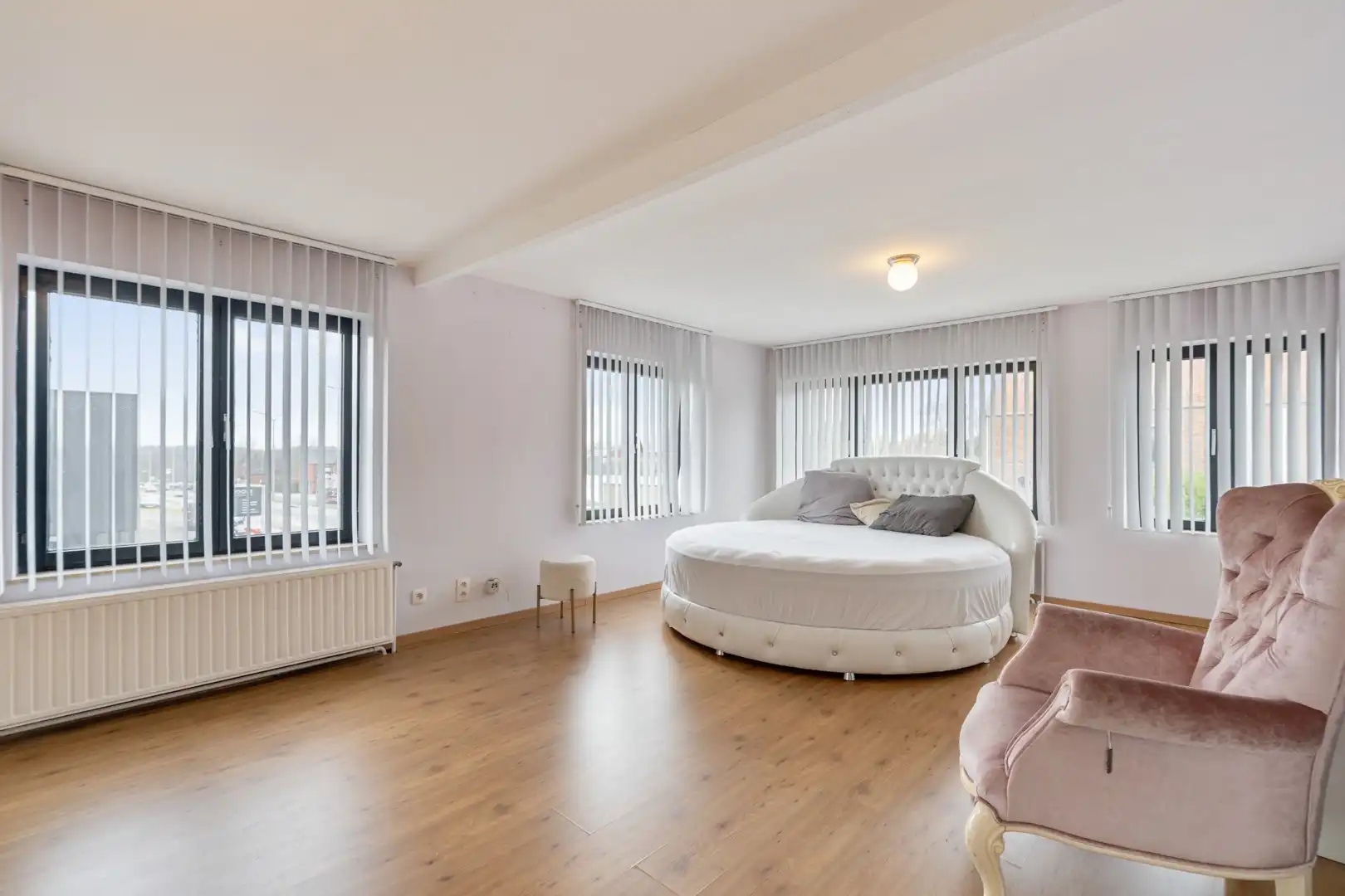 Instapklare halfopen bebouwing met 3 slaapkamers en ruime garage/werkplaats op centrale ligging foto 8