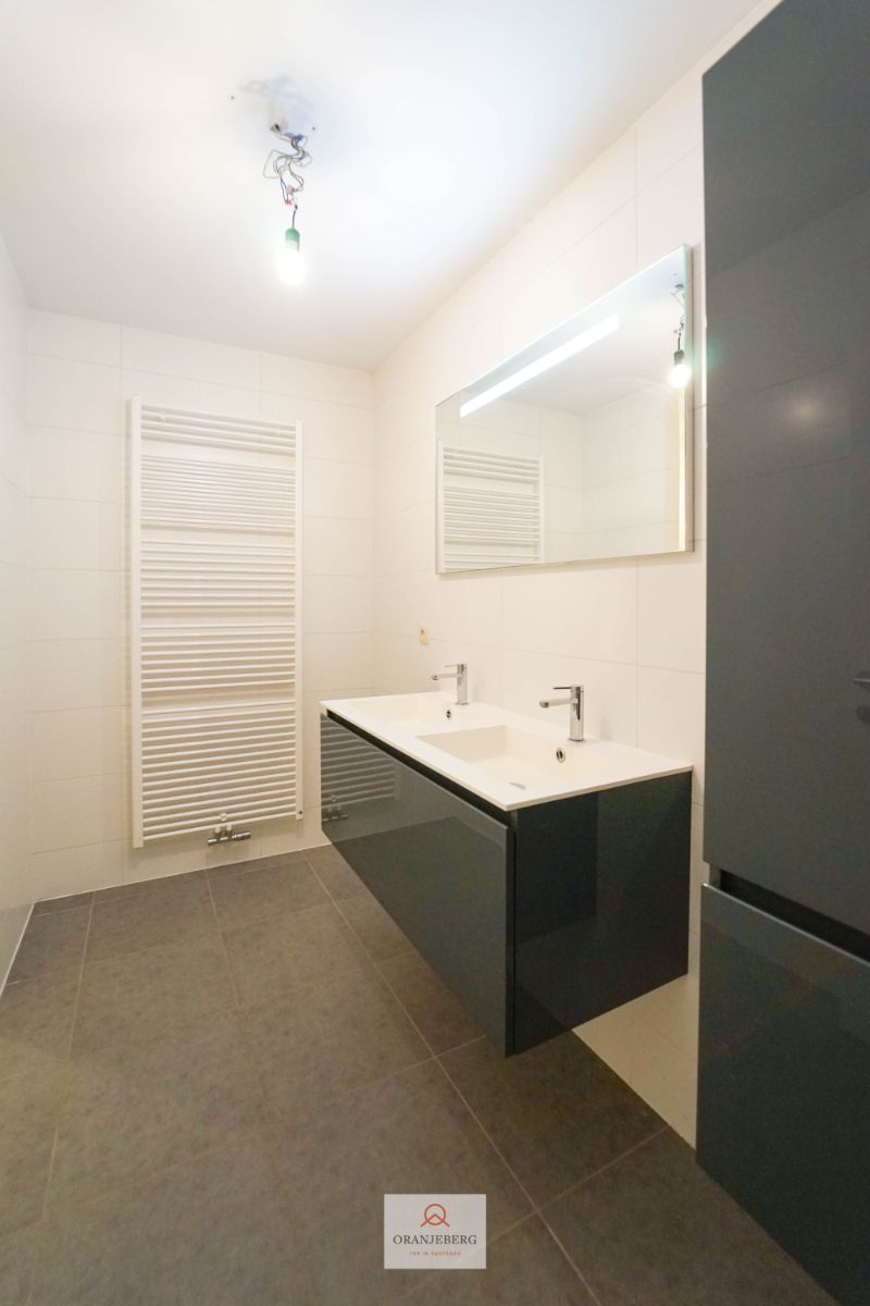 2 slaapkamerappartement met terras en 2 autostaanplaatsen foto 24