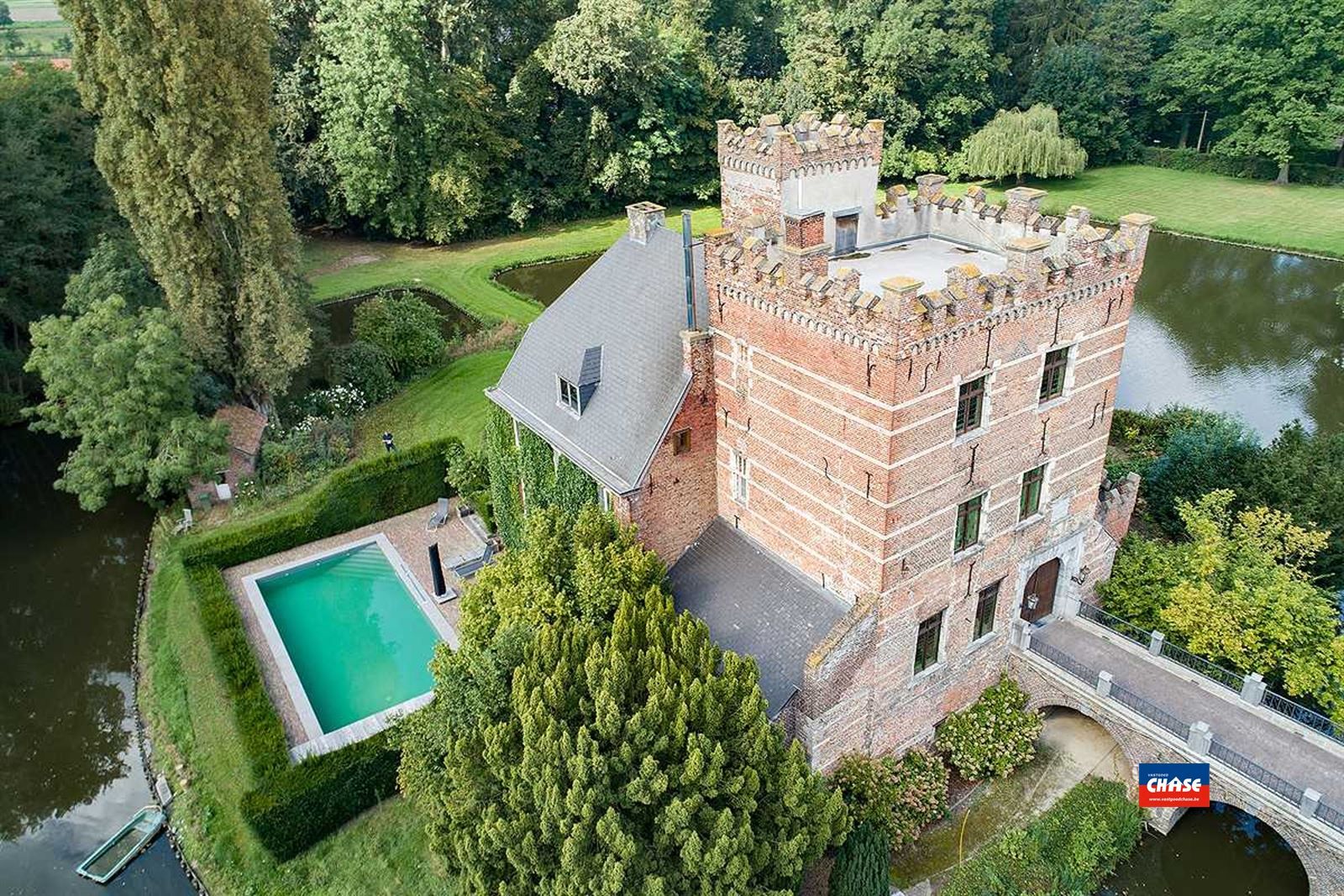 Hoofdfoto van de publicatie: Charmant kasteel met vier slaapkamers gelegen in uniek domein