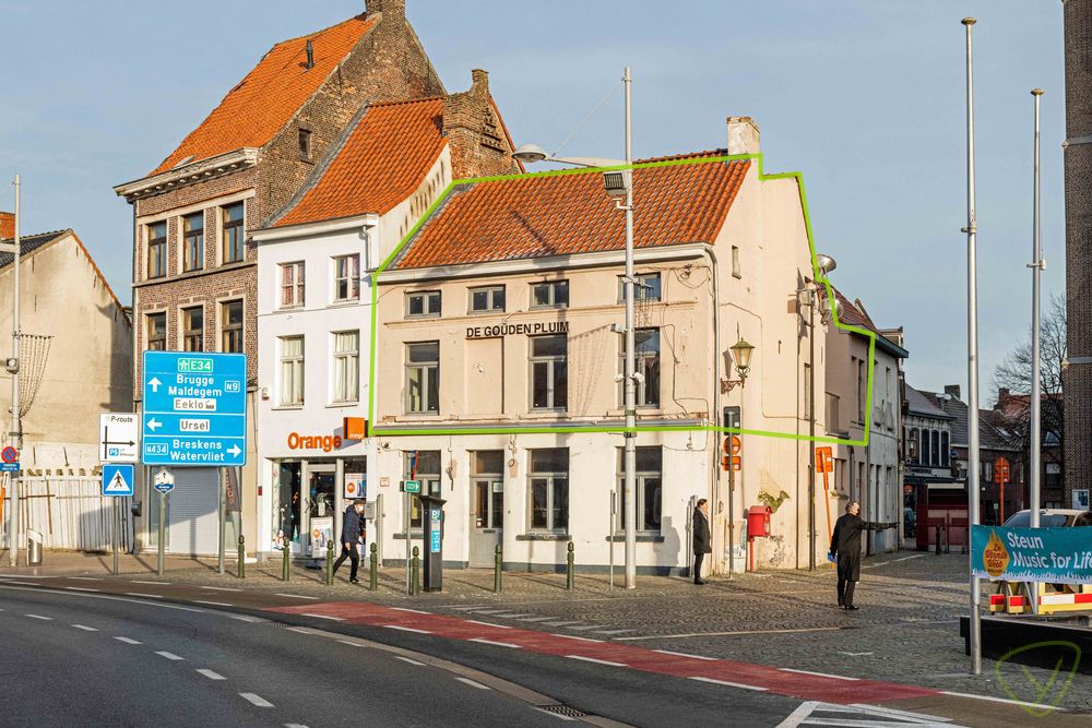 Uitzonderlijk en volledig vernieuwd duplex-appartement gelegen op de Markt van Eeklo! foto {{pictureIndex}}