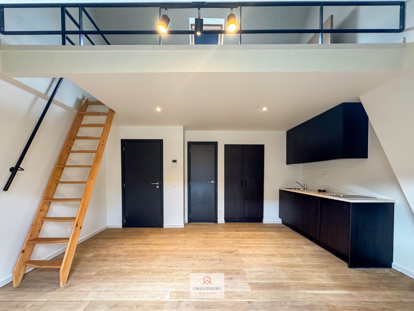 Studio met mezzanine te huur vlakbij Gent centrum foto {{pictureIndex}}