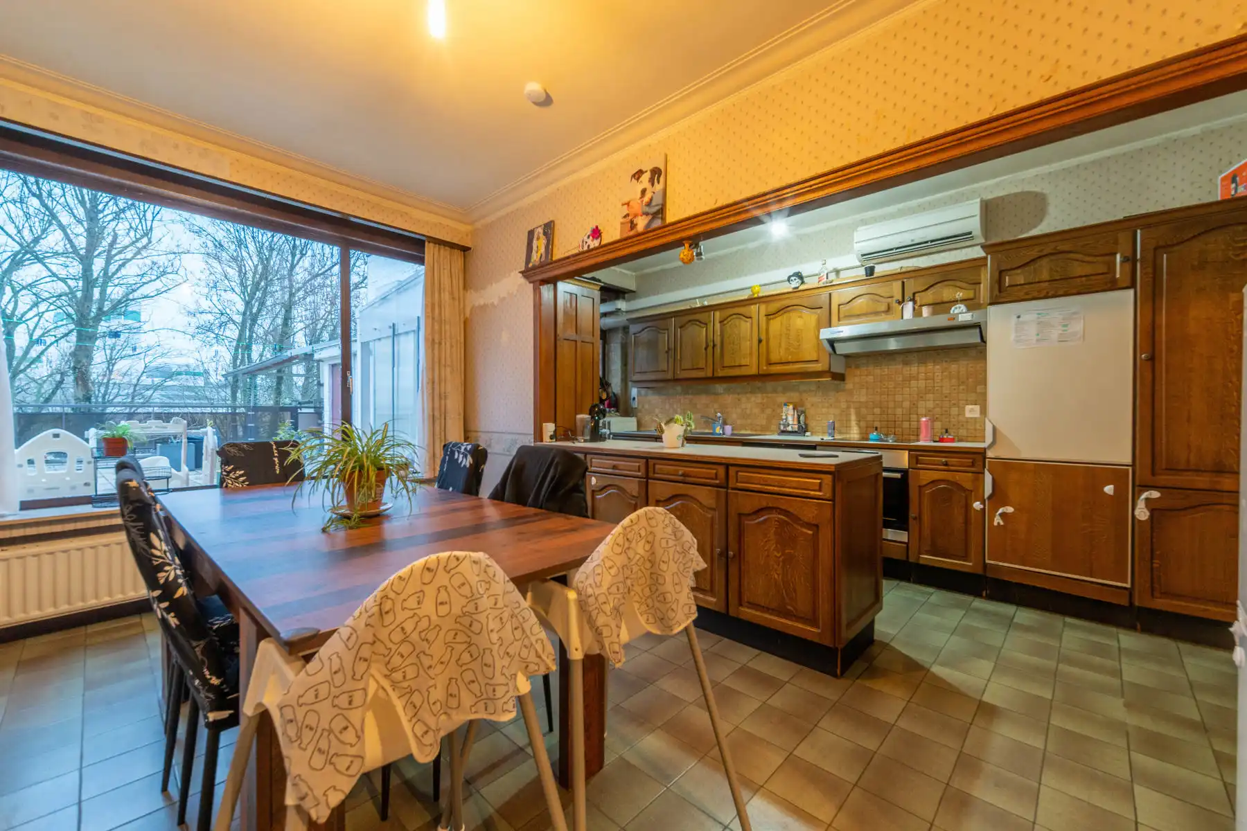 Opbrengsteigendom met handelsgelijkvloers en verhuurd duplexappartement te Niel. foto 2