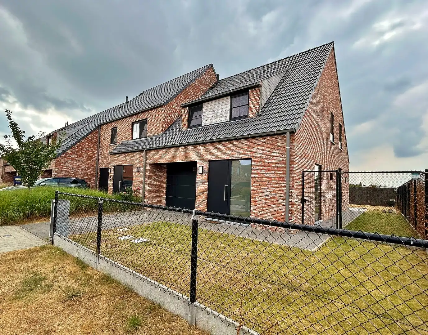 Recente halfopen bebouwing met garage en tuin in rustige wijk  foto 2