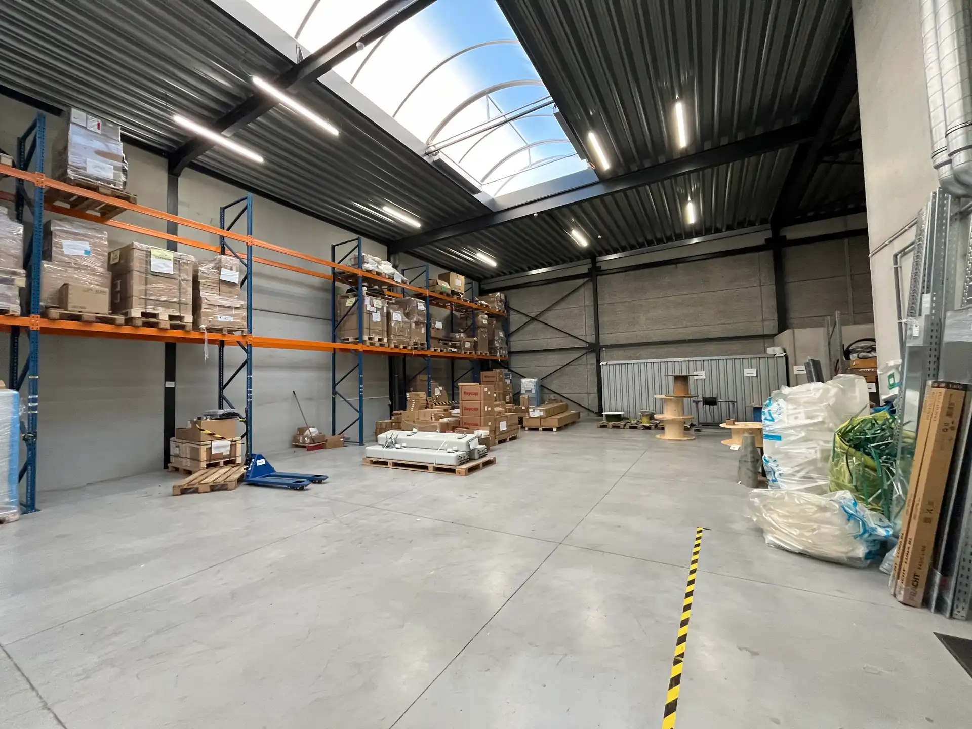 Nieuwbouw magazijn 332m²  met instapklare kantoren 170m² foto 5