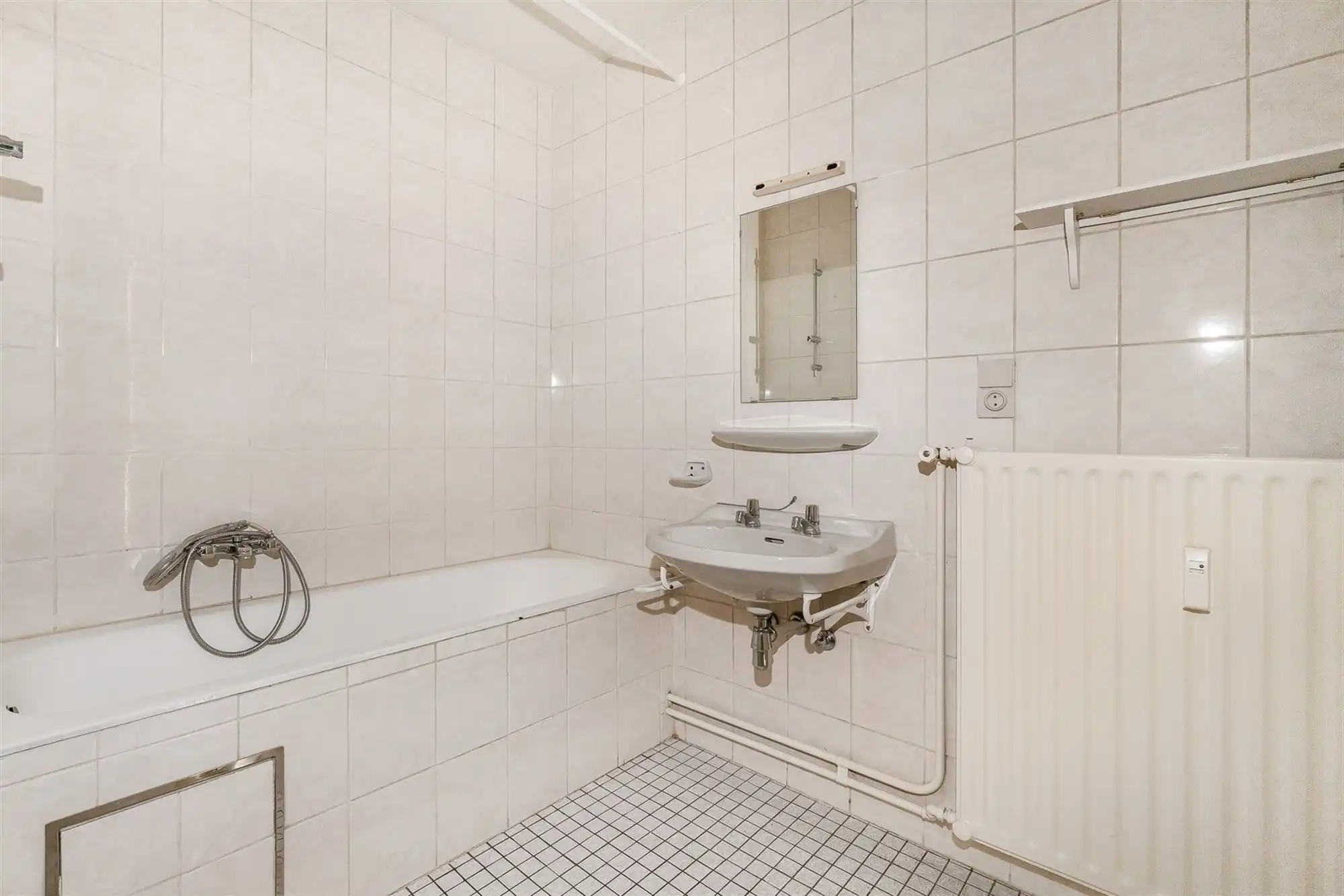 INSTAPKLAAR APPARTEMENT MET 2 SLPKS EN LIFT IN CENTRUM BALEN foto 6