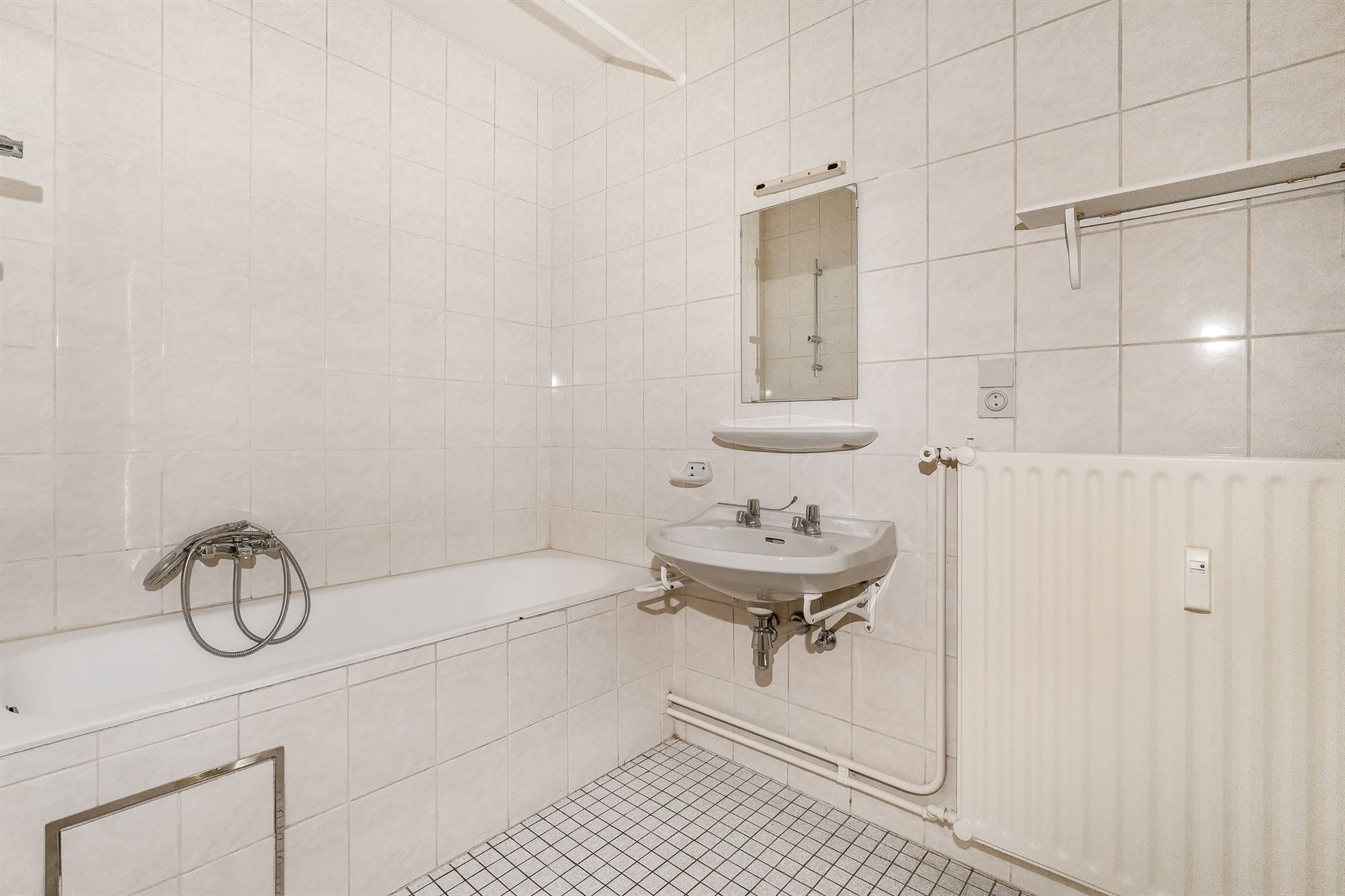 INSTAPKLAAR APPARTEMENT MET 2 SLPKS EN LIFT IN CENTRUM BALEN foto 6