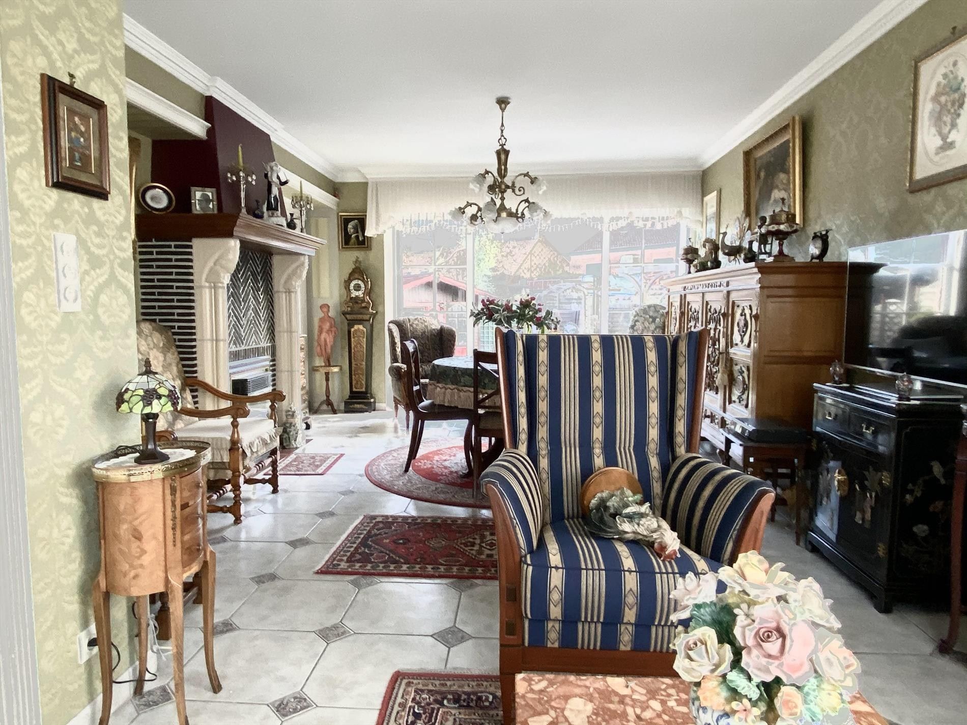 Halfopen woning in rustige buurt met 4 slaapkamers, tuin, garage. foto 3