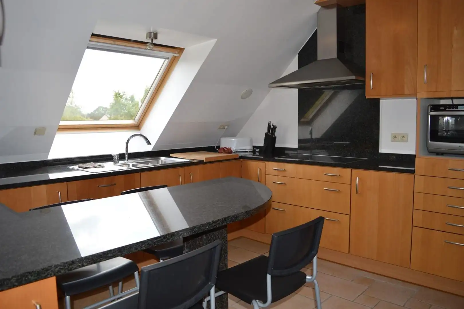 TE HUUR: Ruim appartement met 2 slaapkamers en 2 terrassen te Heusden-Zolder! foto 4