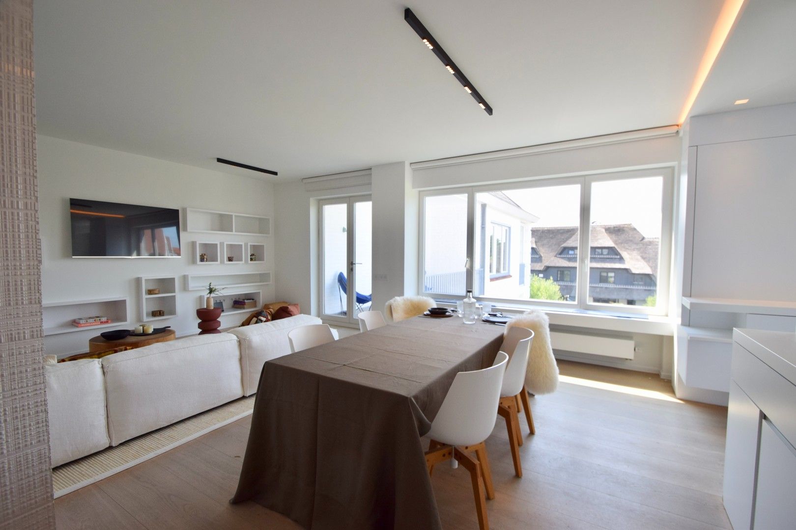 Volledig gerenoveerd hoekappartement in een standingvolle villaresidentie gelegen in het Zoute. foto 9