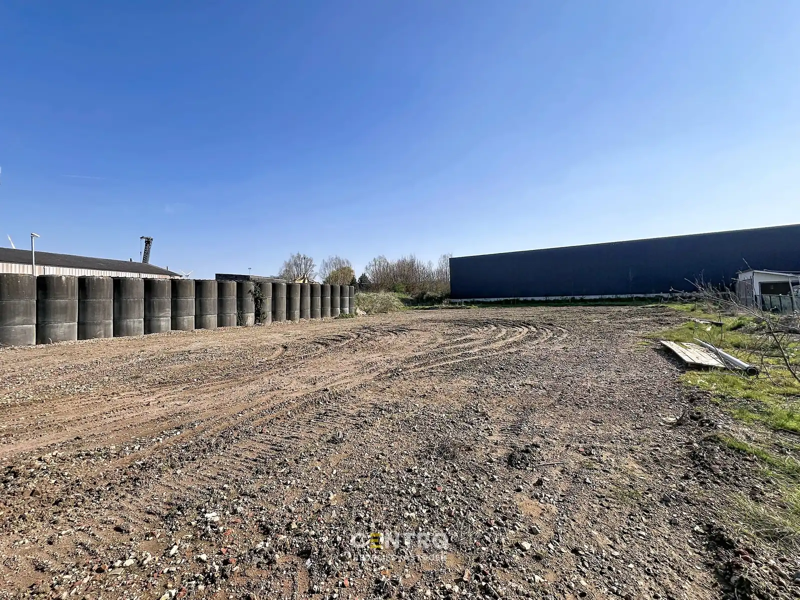 Braakliggende grond voor de bouw van MAGAZIJN(EN) mét of zonder woning. Géén bouwverplichting! foto 3