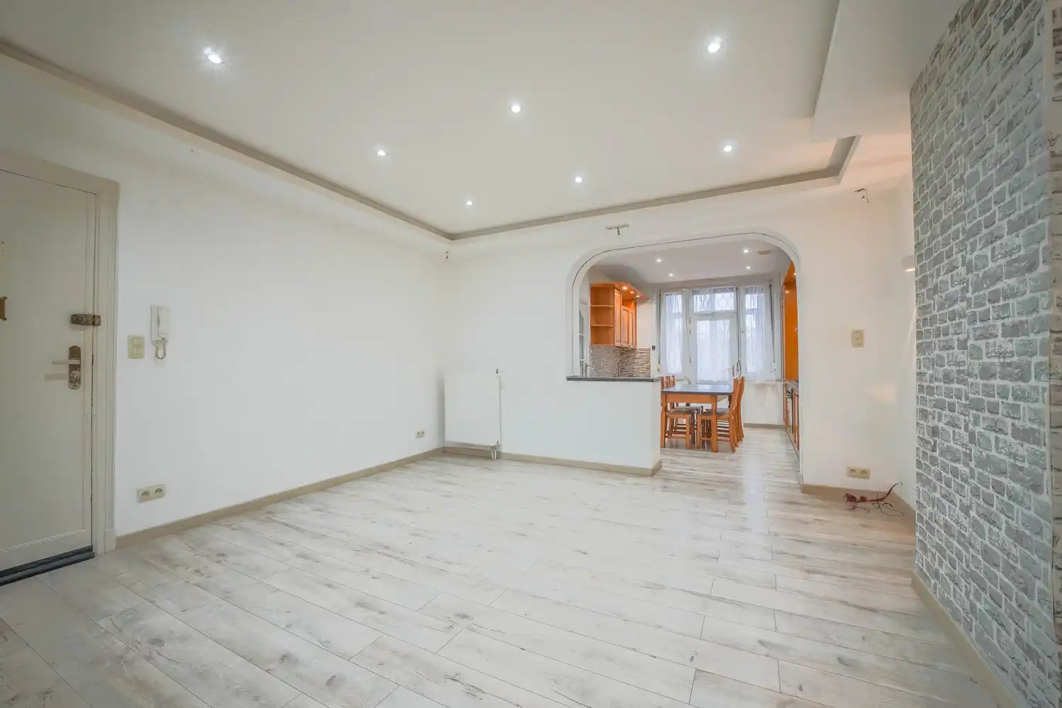 Instapklaar appartement met terras in Jette foto 3