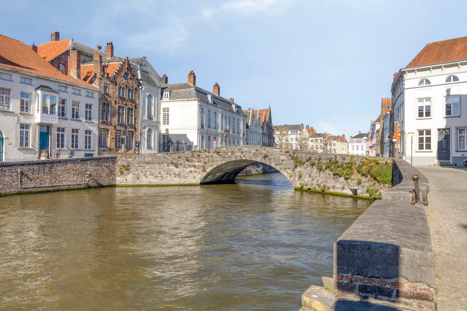 Gerenoveerde (2010) burgerwoning met dubbele garage foto 32