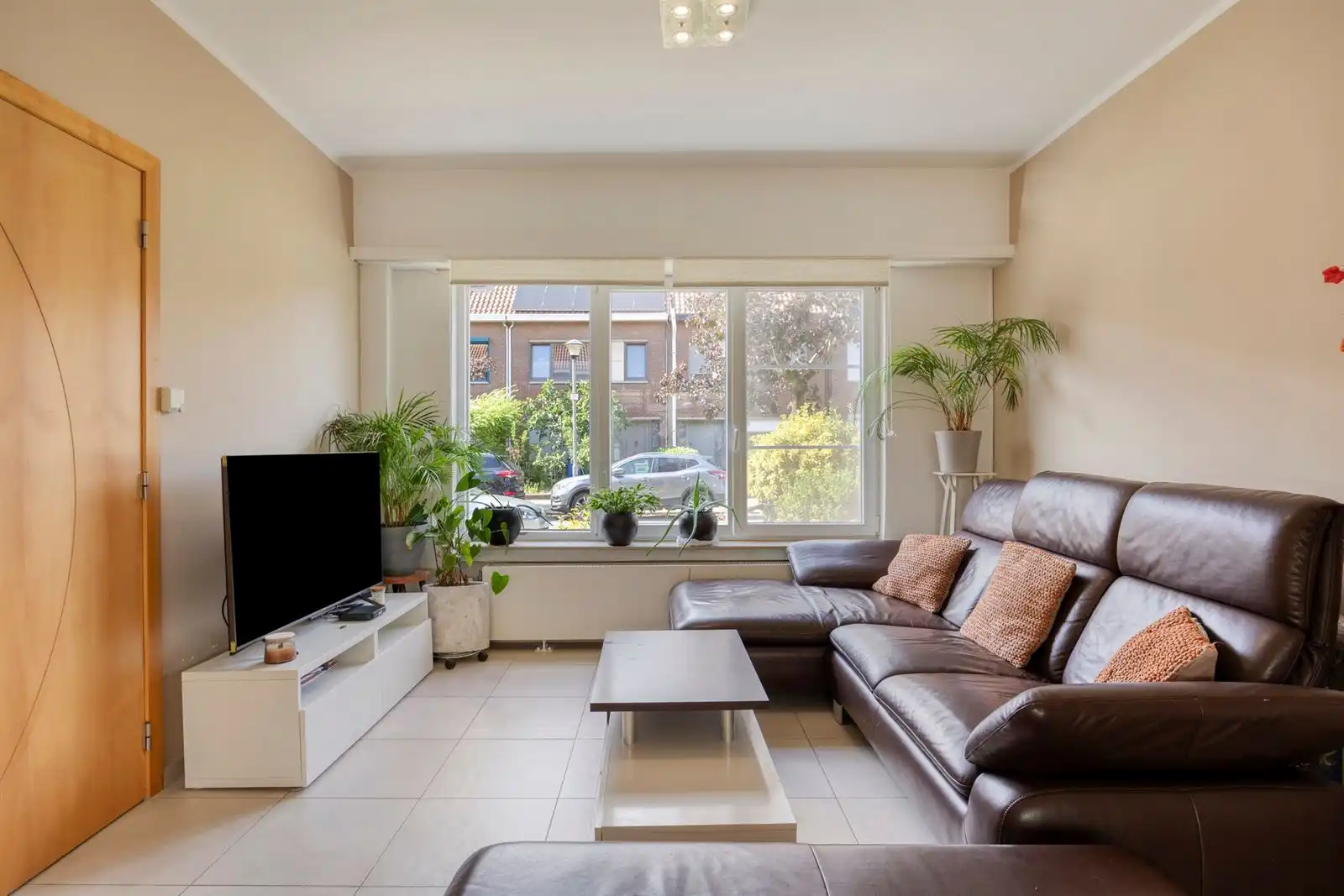 Volledig gerenoveerde 4-slpk woning met garagebox foto 5