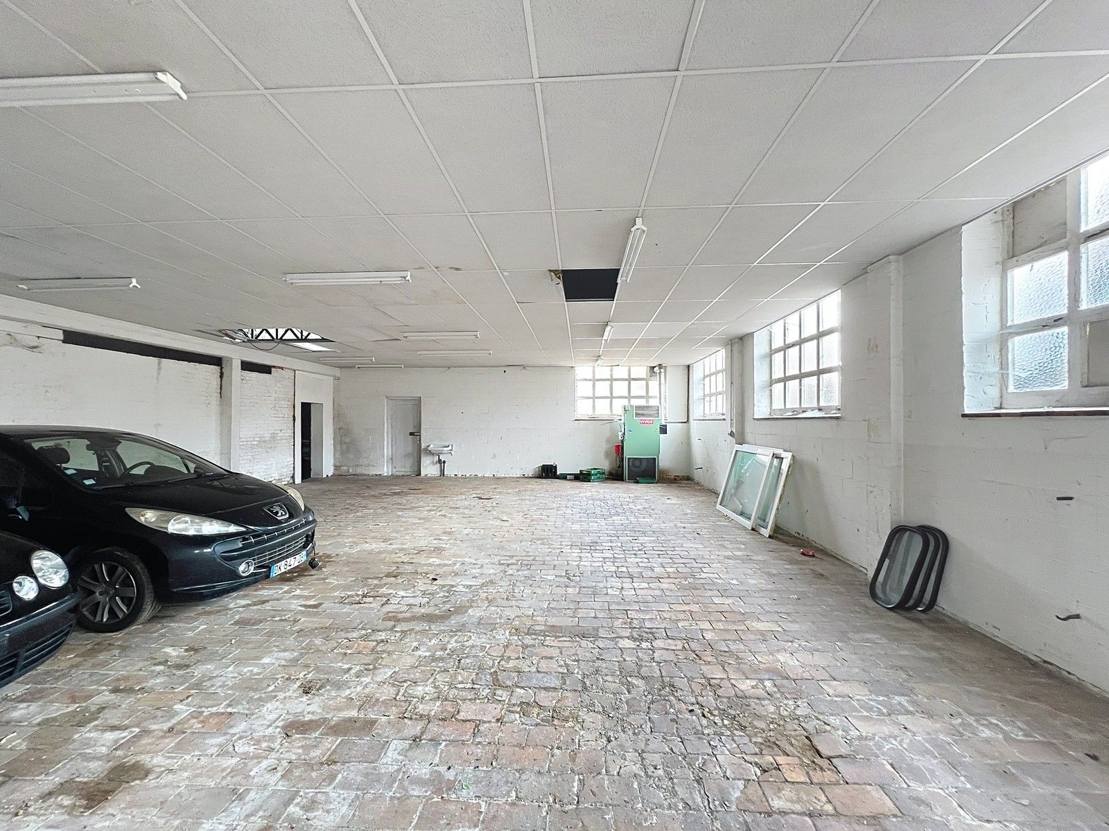 Ruime gezinswoning met garage + magazijn van 260m² en zonnige tuin in hartje Izegem. foto 28
