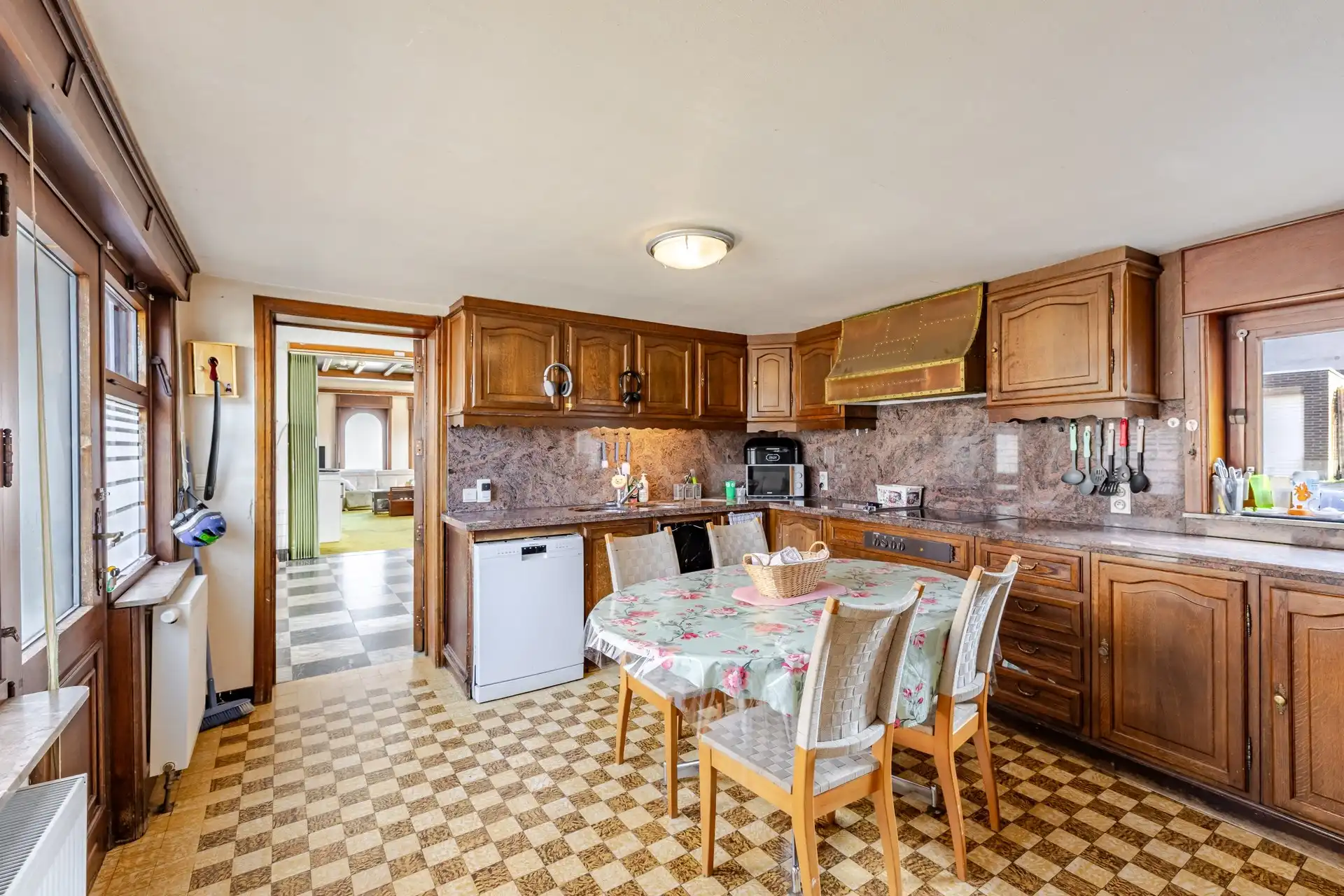 Ruime gezinswoning met 5 slaapkamers te Heldergem foto 6