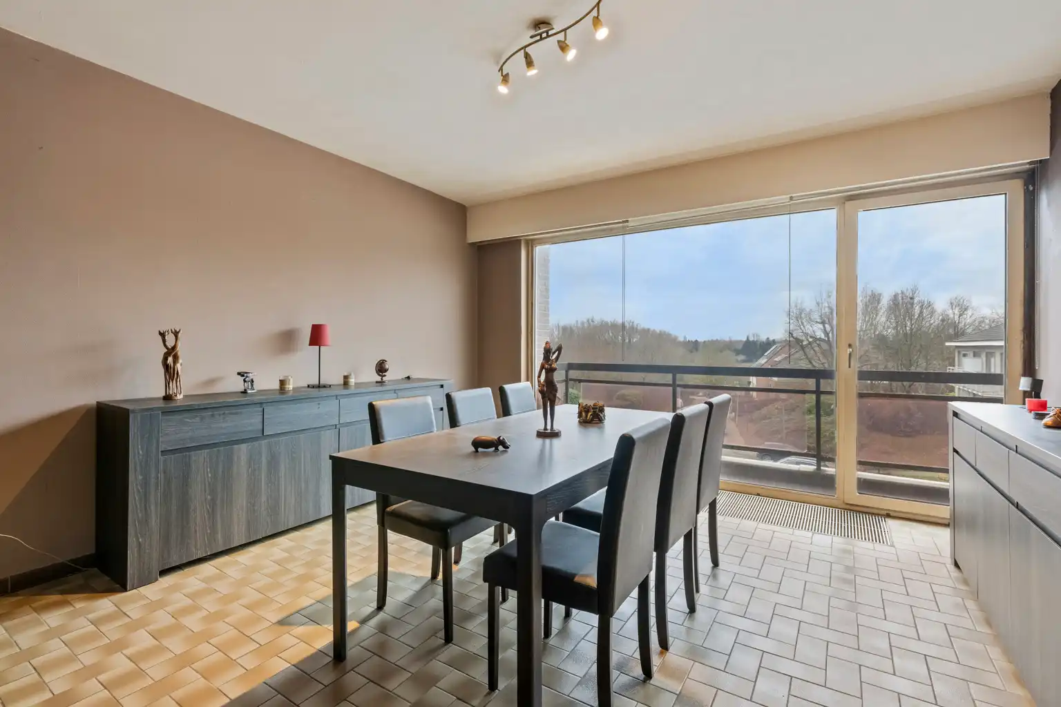 Instapklaar 2 slaapkamer appartement op 2de verdieping foto 3