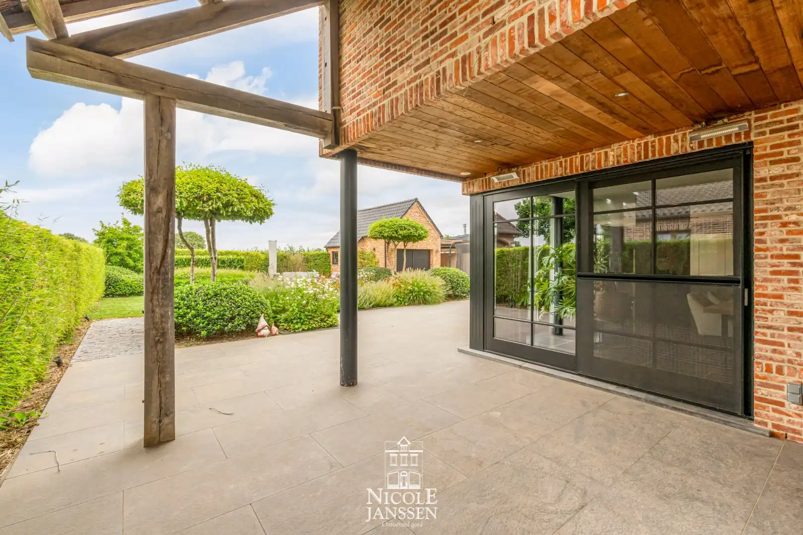 Luxueus afgewerkt landhuis met vier slaapkamers en gezellige tuin  foto 27