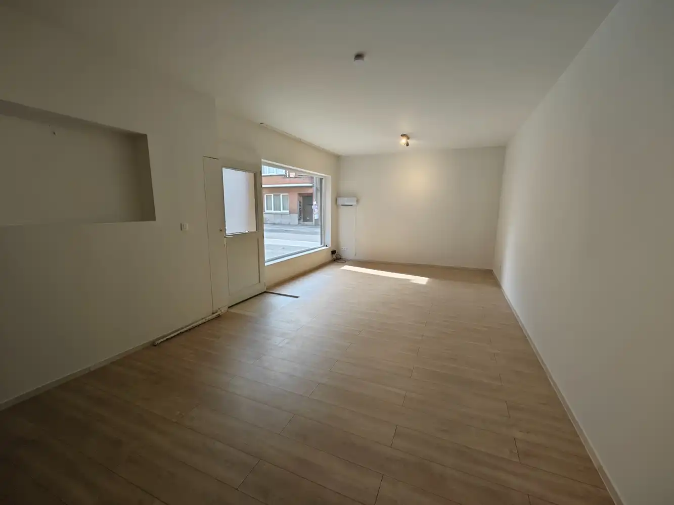 Gerenoveerde kantoorruimte met opslag foto 8