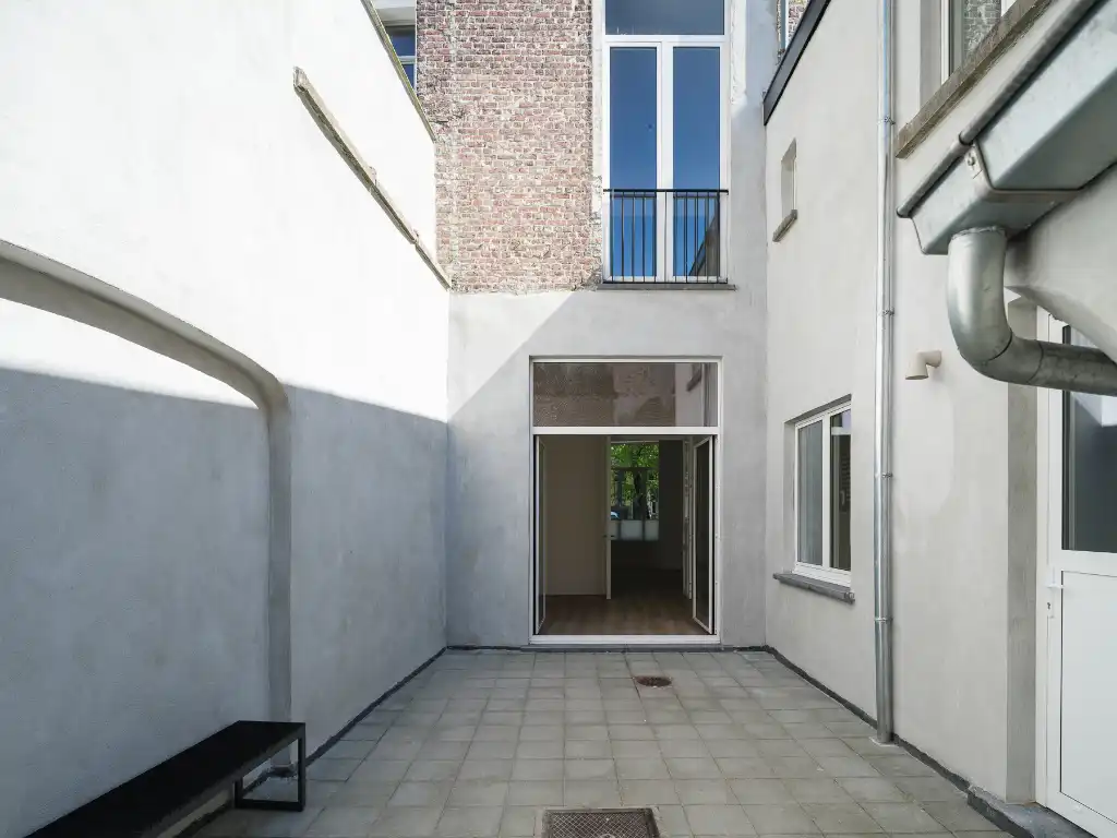 Instapklare en karaktervolle herenwoning (= kantoor) met buitenruimte aan de gegeerde Coupure foto 8