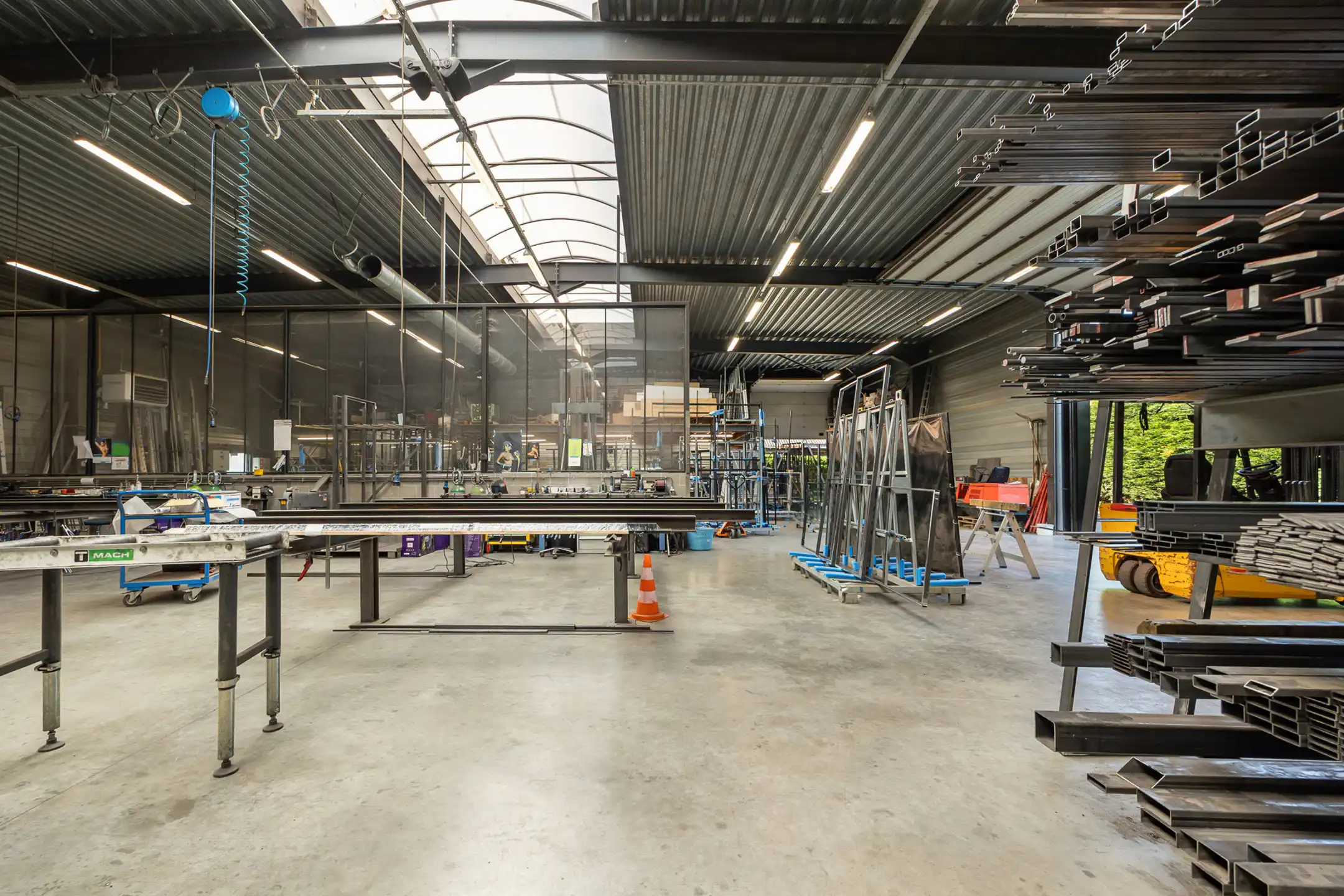 Magazijn met showroom, kantoren en prachtige woning te koop foto 11