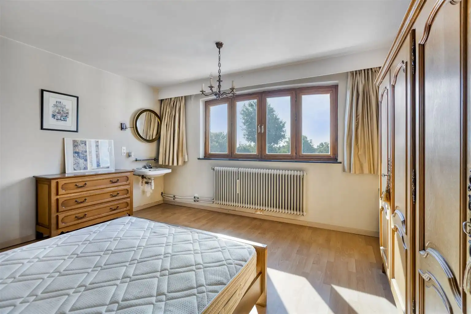 Karaktervolle, vrijstaande woning met 4 slaapkamers, veranda, dubbele garage, volledig onderkelderd op een perceel van 17a48ca, centraal gelegen bij het centrum. foto 25