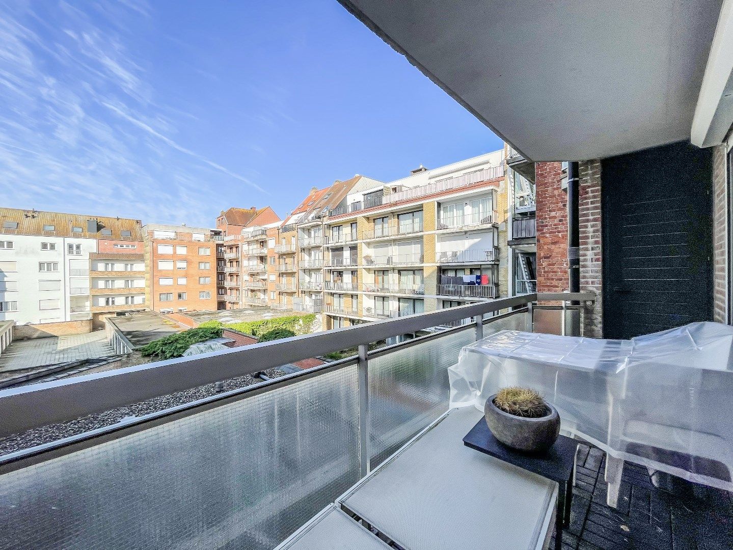 Ruim 2 slpk. ongemeubeld appartement met prachtig open zicht gelegen vlakbij de zeedijk en de Kustlaan. foto 4