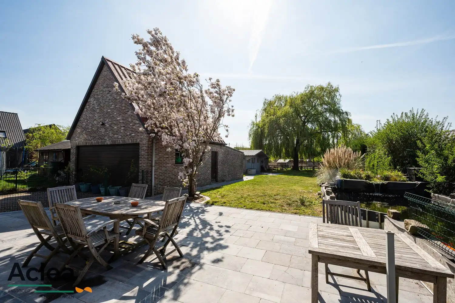 Rustig gelegen villa in landelijke stijl, omgeven door groen en natuur foto 2