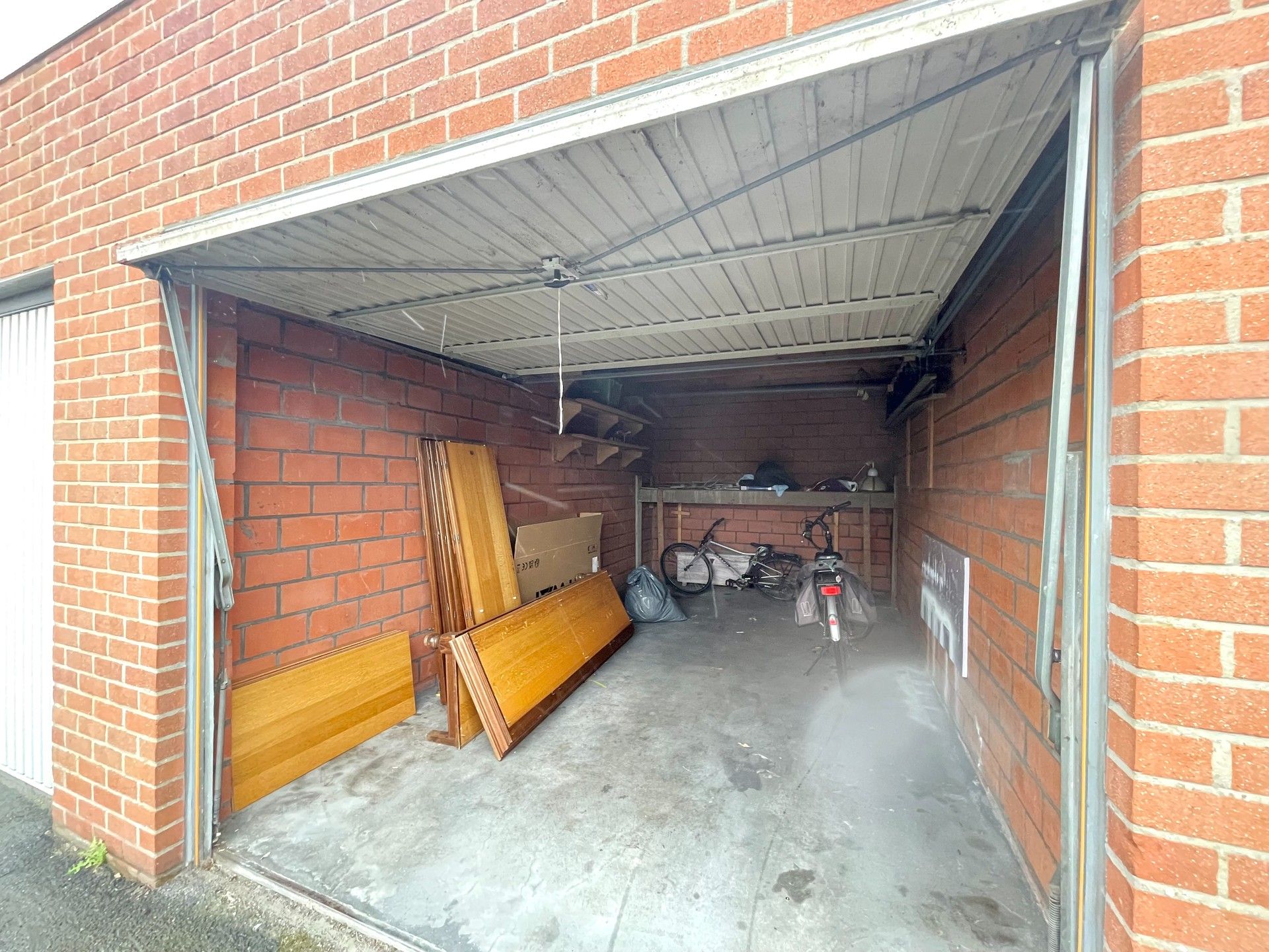 GELIJKVLOERS APPARTEMENT MET 2 SLPKS & GARAGE foto 21