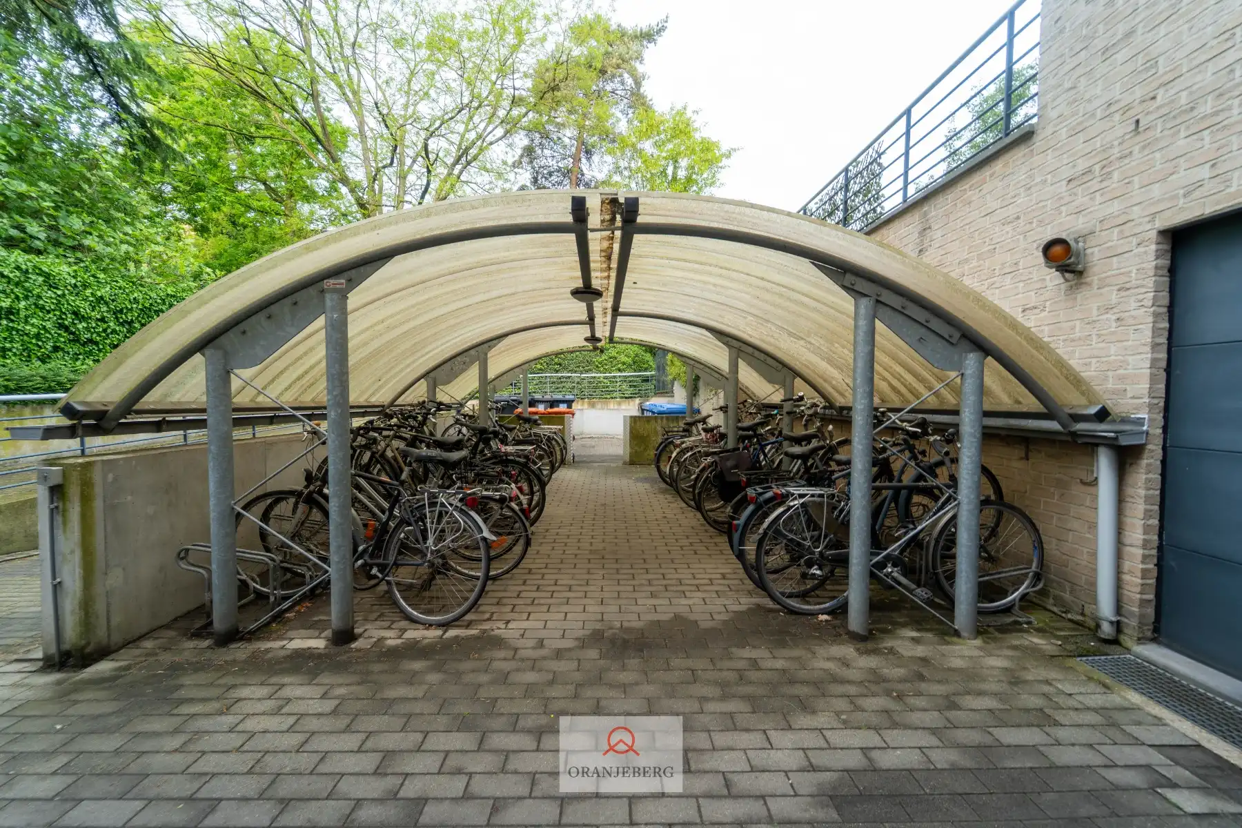 Gelijkvloers 3 slpk appartement met groot terras vlakbij Station foto 25