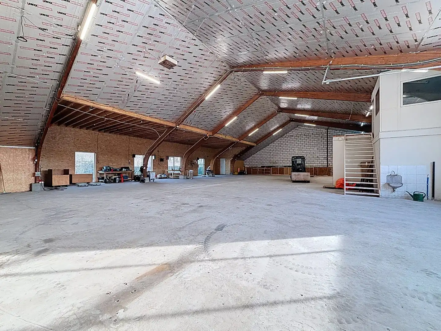 "Ruime hangar in Retranchement biedt talloze mogelijkheden voor industrieel gebruik" foto 14