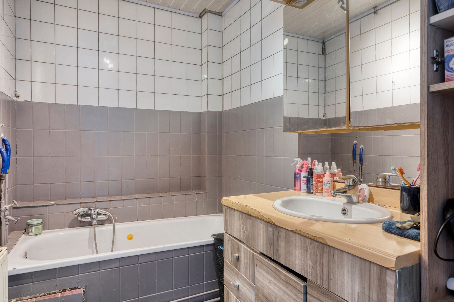 Op te frissen woning met potentieel in Zele foto 11