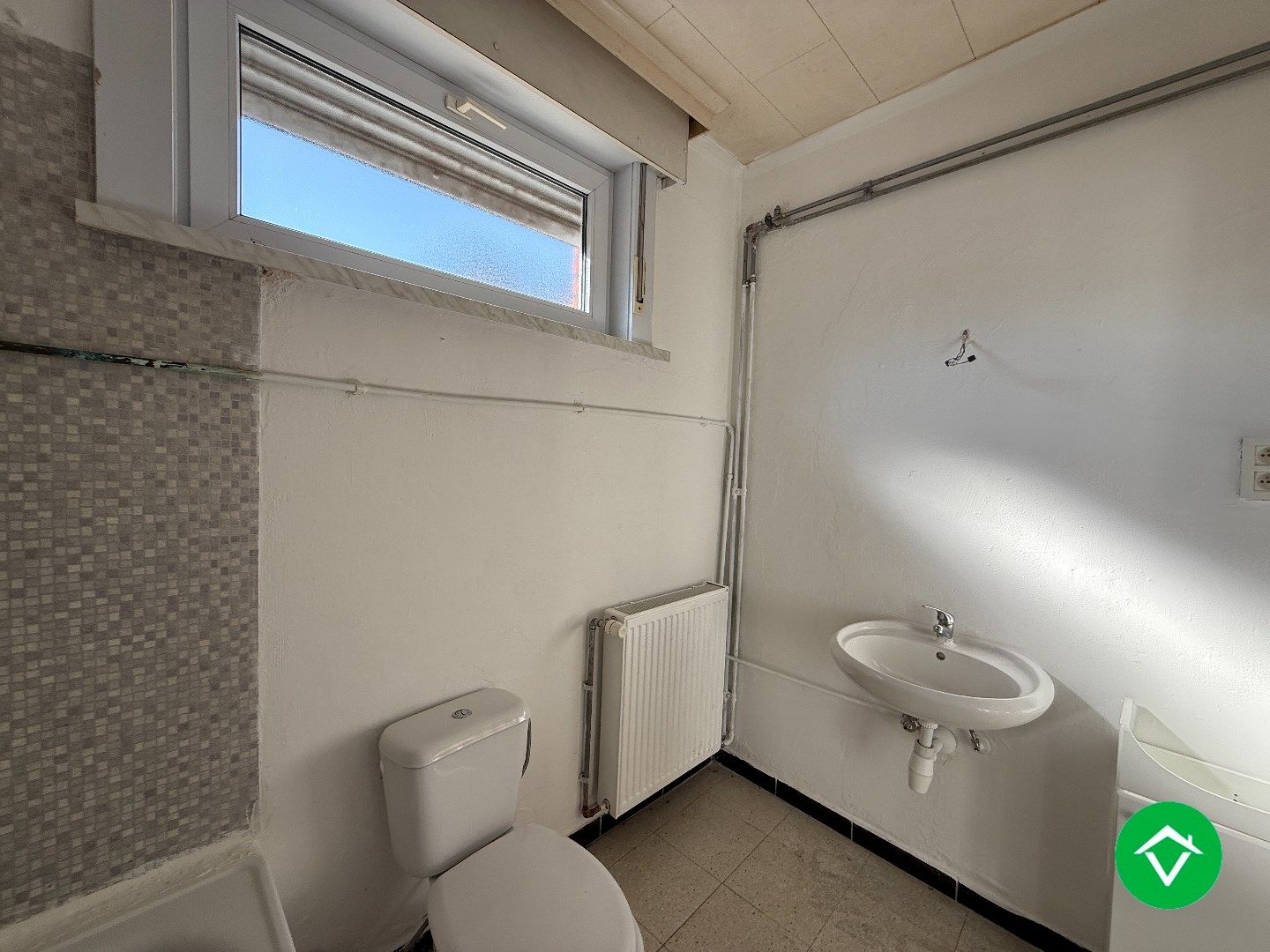 Instapklare rijwoning met 2 slaapkamers, zolder en koer in centrum Roeselare foto 10
