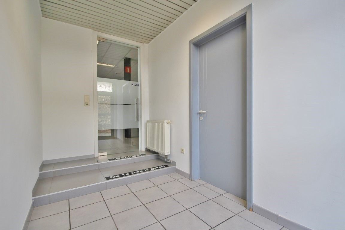 Ruim handelspand/bureelruimte op toplocatie in Sint-Truiden foto 5