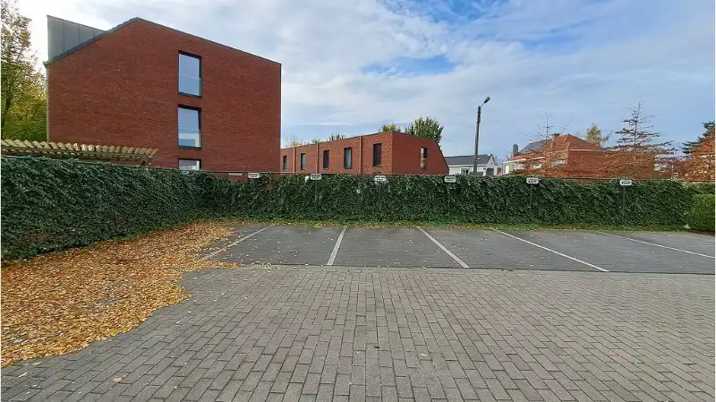 AUTOSTANDPLAATS te koop in de Witte Molenstraat 17 in Sint-Michiels Brugge foto {{pictureIndex}}