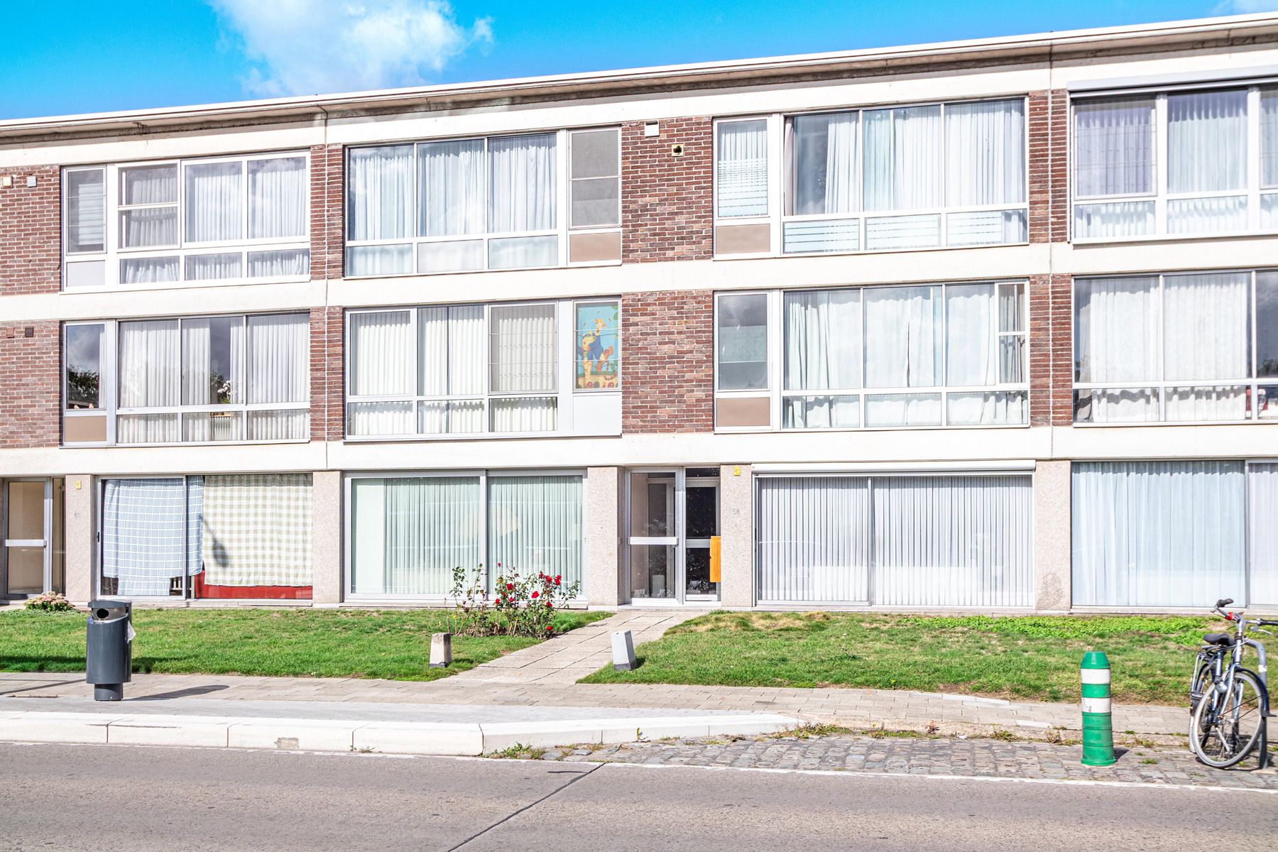 Ruim 2-slaapkamer appartement met garage en potentieel foto 17