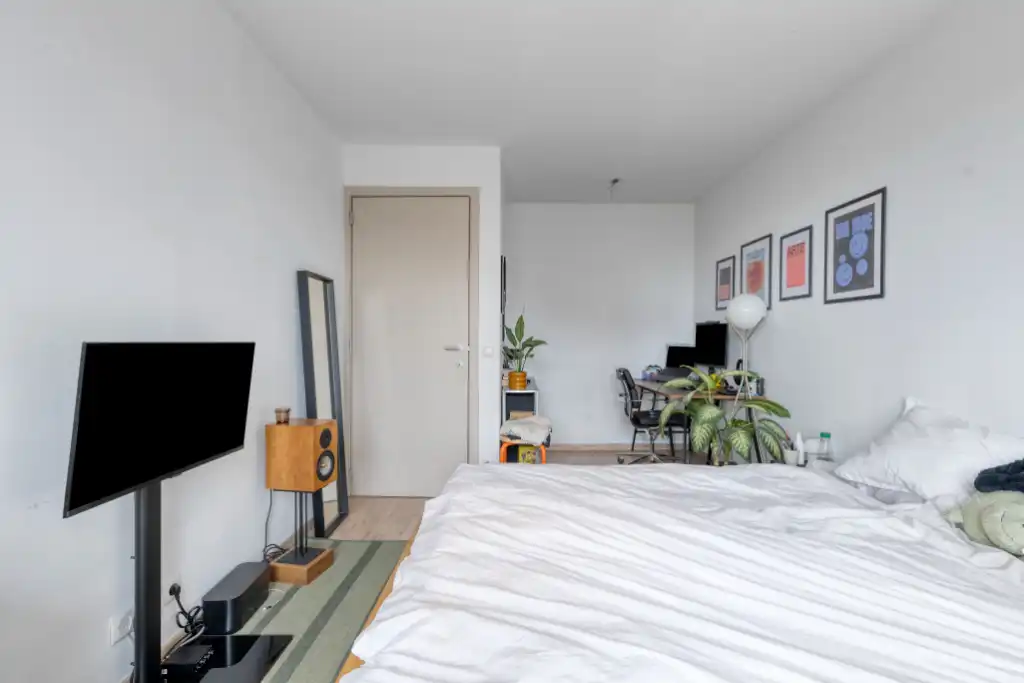 Ruim 3-slaapkamerappartement met zuidgericht terras en open zichten. foto 8
