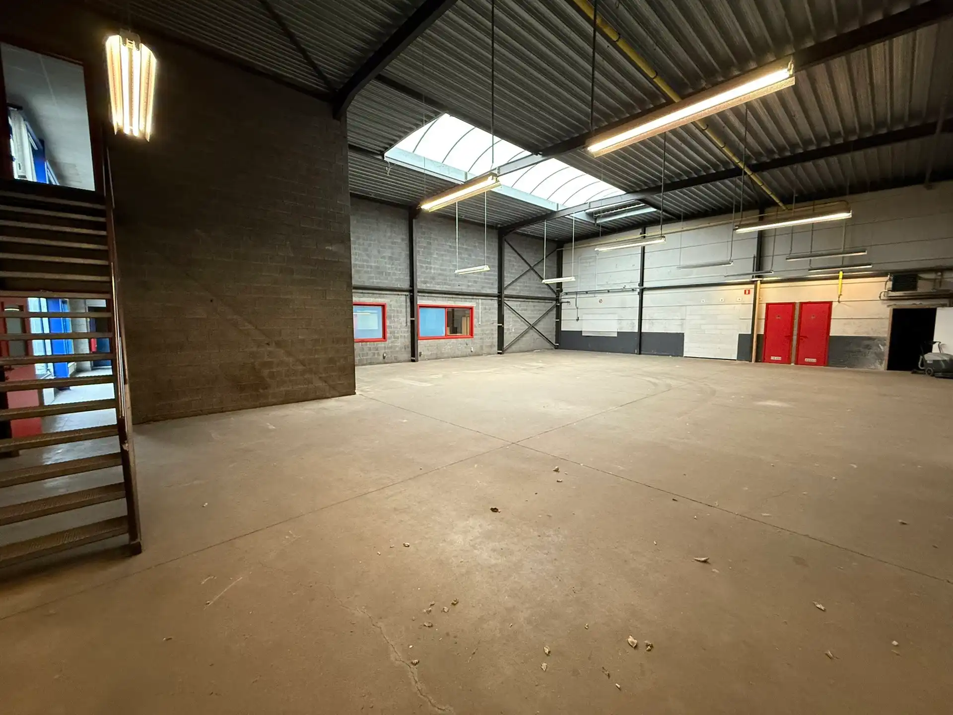 Magazijn met kantoren te huur in industriezone TTS te Temse foto 5