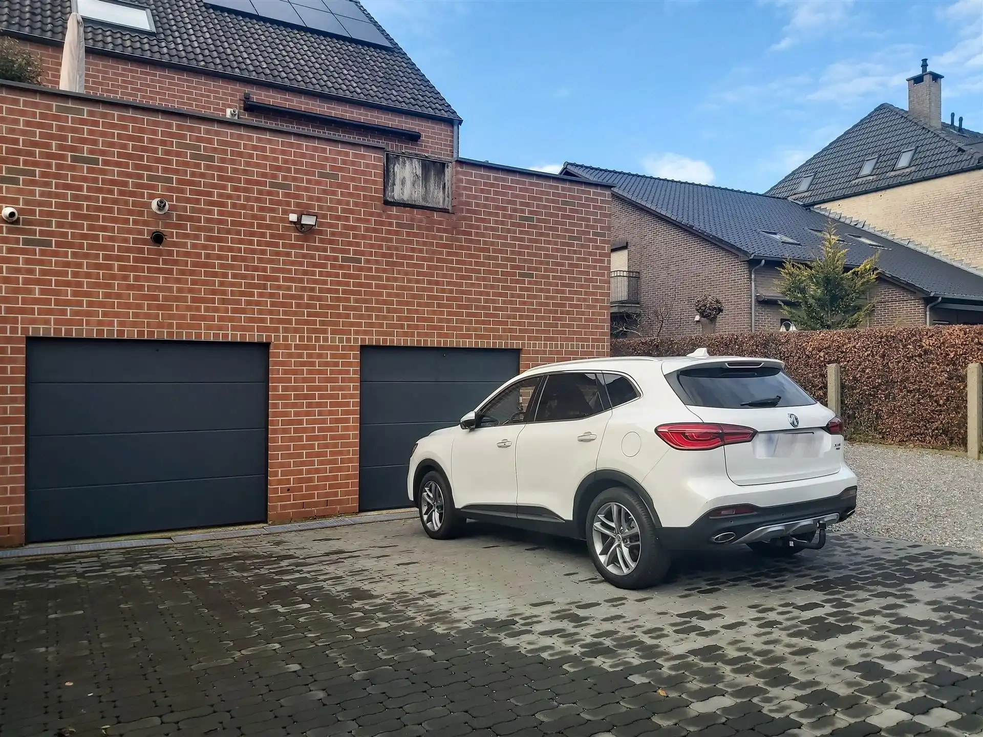 Instapklaar, gelijkvloers appartement met 2 slaapkamers, 2 garages en klein tuintje (via oprit bereikbaar) met overkapping in Maasmechelen! foto 15
