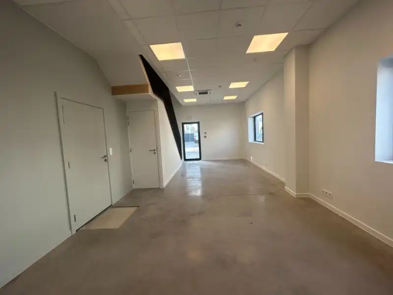 Recent magazijn met kantoorruimte – uitstekende ligging foto 7